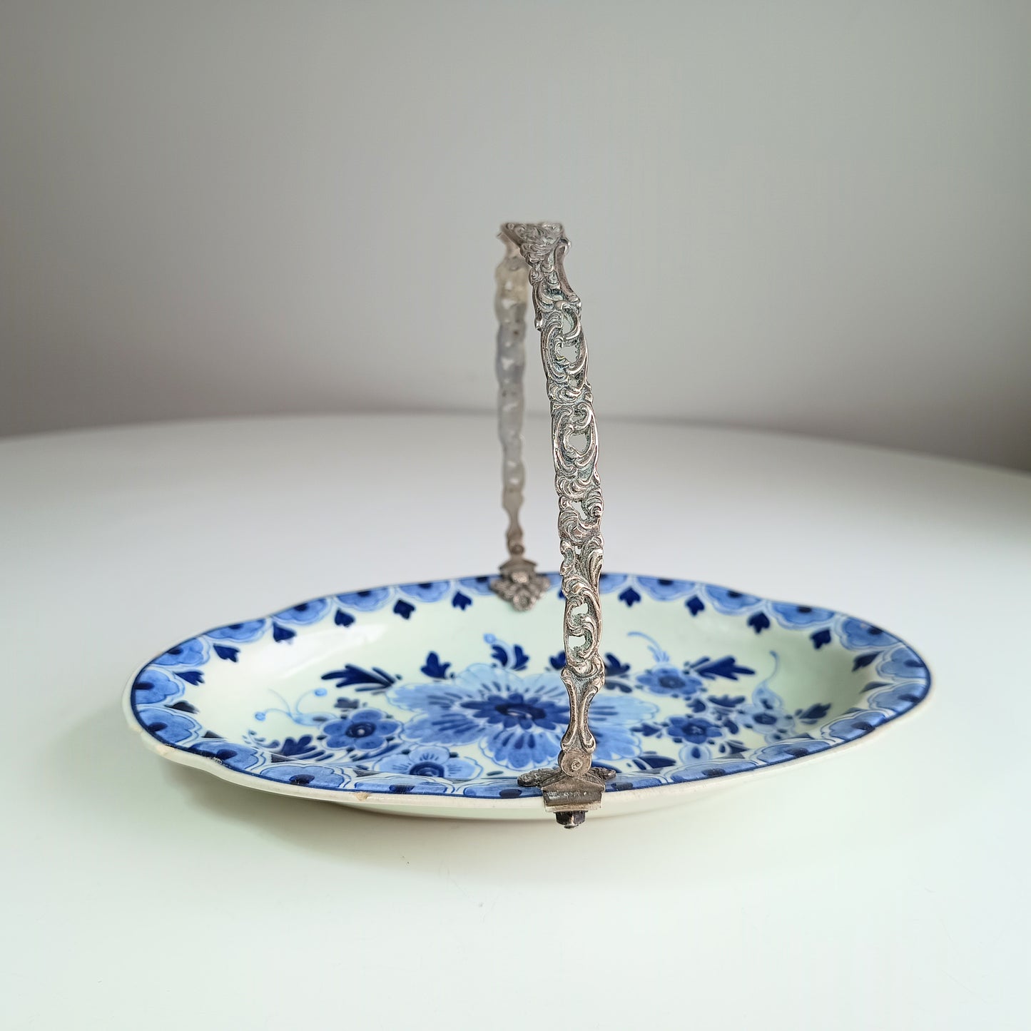 Vintage Delftware Pastry Server with 830 Silver Swing Handle – Delft Blauw, Pre/Post WWII, BW Factory