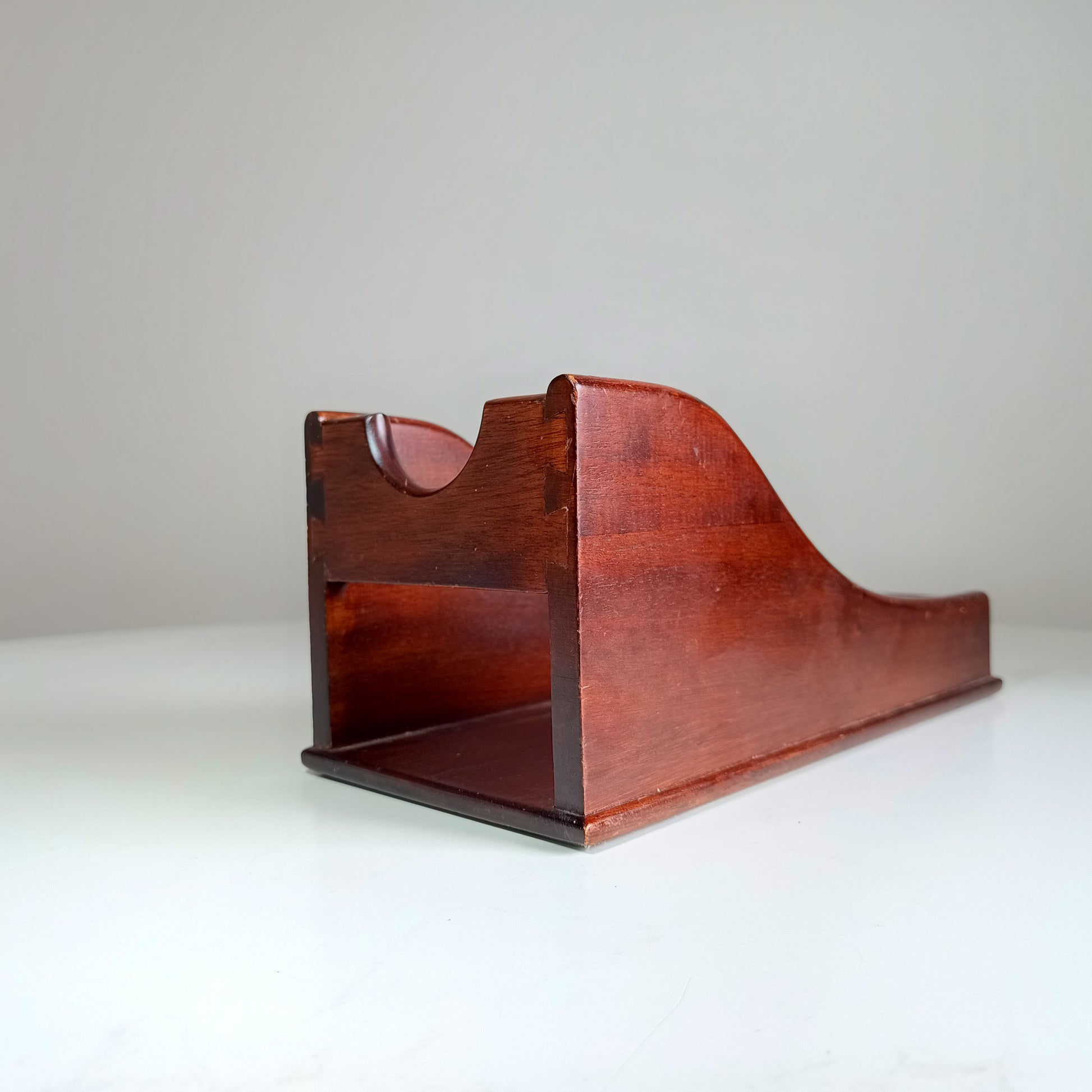 English Late Victorian to Edwardian Mahogany-veneered Wine Cradle Single-Bottle Display with Half-Blind Dovetail Joints Georgian style