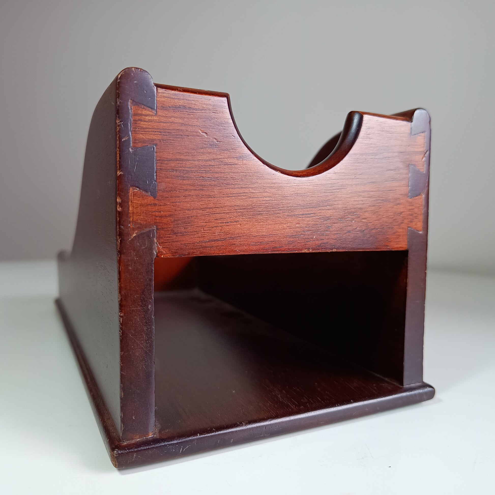 English Late Victorian to Edwardian Mahogany-veneered Wine Cradle Single-Bottle Display with Half-Blind Dovetail Joints