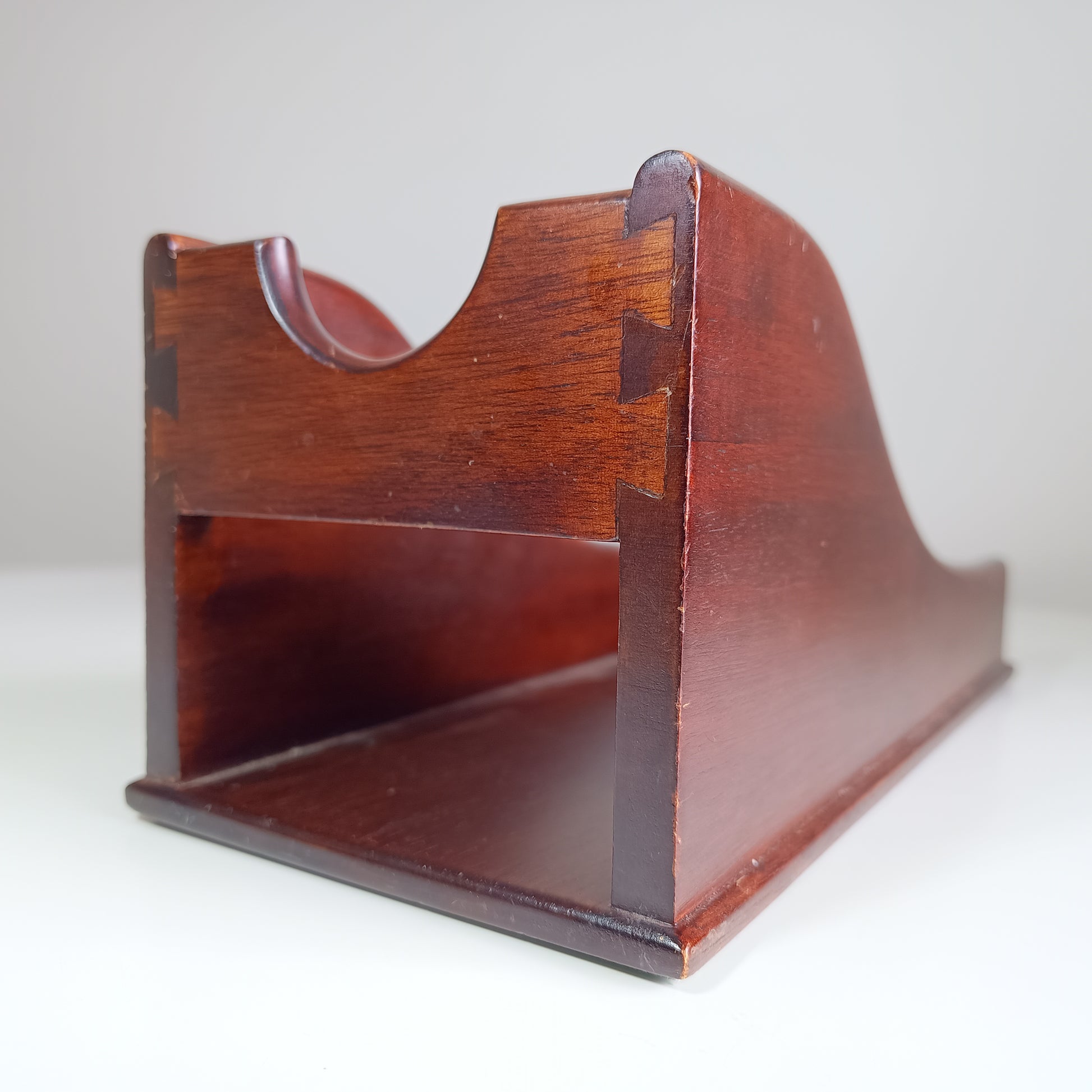 English Late Victorian to Edwardian Mahogany-veneered Wine Cradle Single-Bottle Display with Half-Blind Dovetail Joints