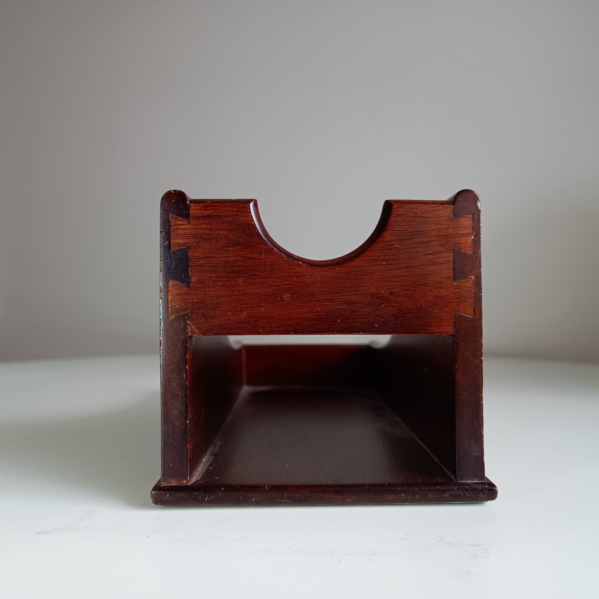 English Late Victorian to Edwardian Mahogany-veneered Wine Cradle Single-Bottle Display with Half-Blind Dovetail Joints