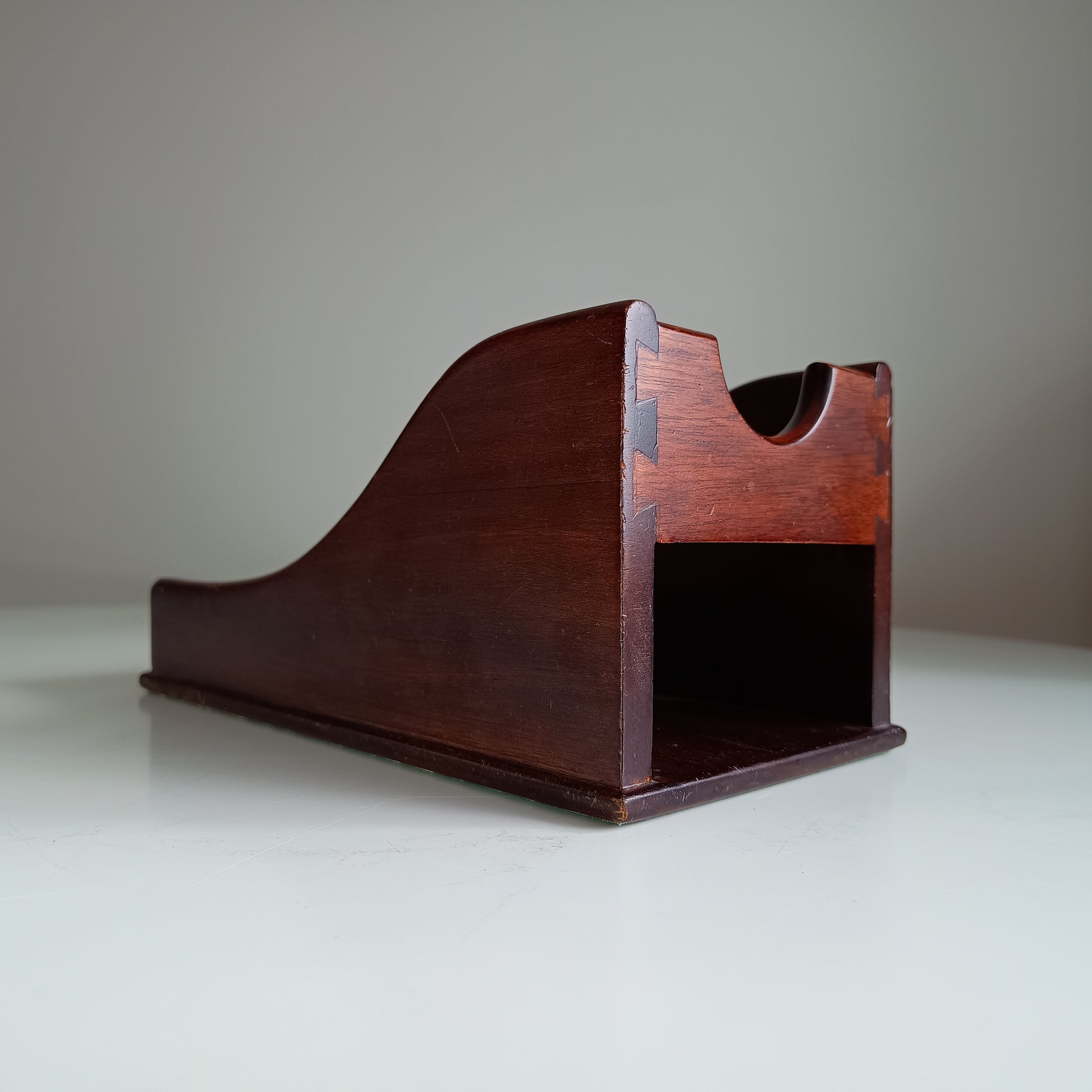 English Late Victorian to Edwardian Mahogany-veneered Wine Cradle Single-Bottle Display with Half-Blind Dovetail Joints