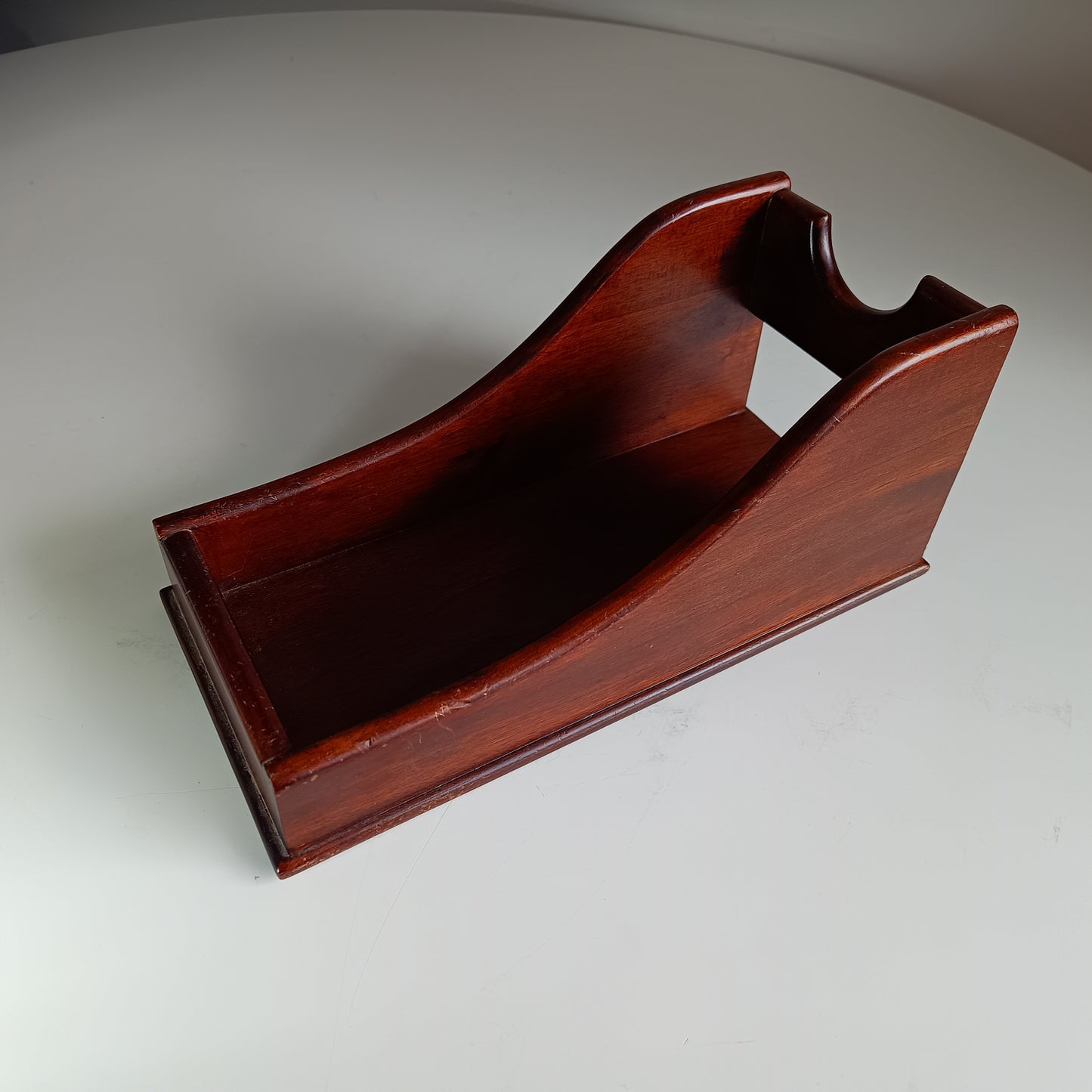 English Late Victorian to Edwardian Mahogany-veneered Wine Cradle Single-Bottle Display with Half-Blind Dovetail Joints