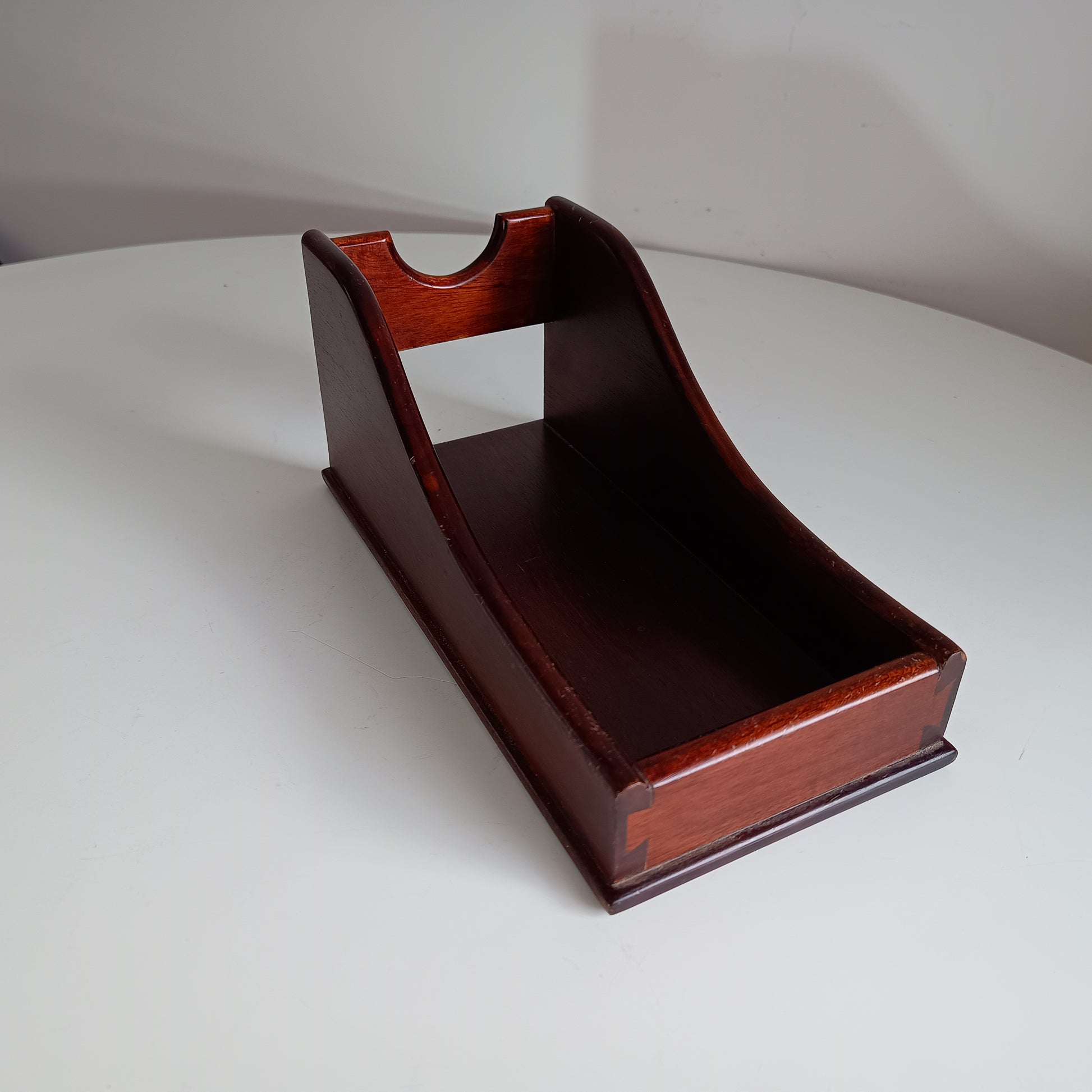 English Late Victorian to Edwardian Mahogany-veneered Wine Cradle Single-Bottle Display with Half-Blind Dovetail Joints