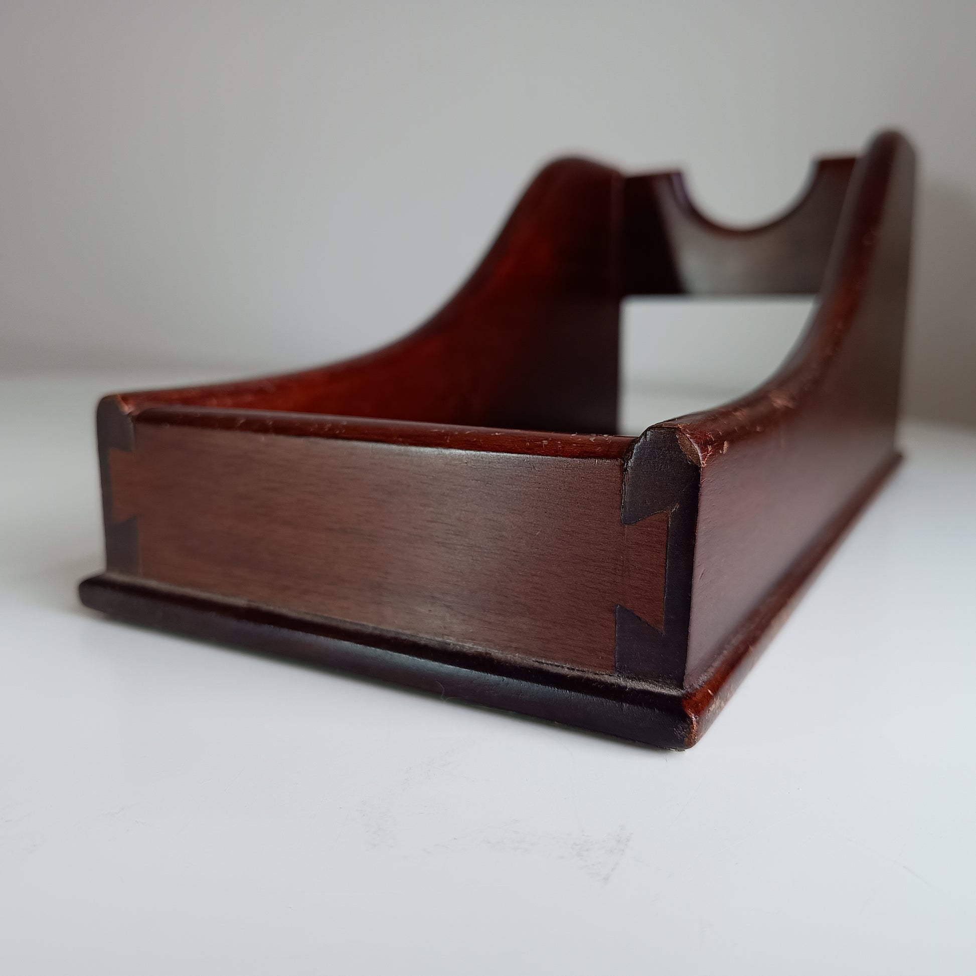 English Late Victorian to Edwardian Mahogany-veneered Wine Cradle Single-Bottle Display with Half-Blind Dovetail Joints