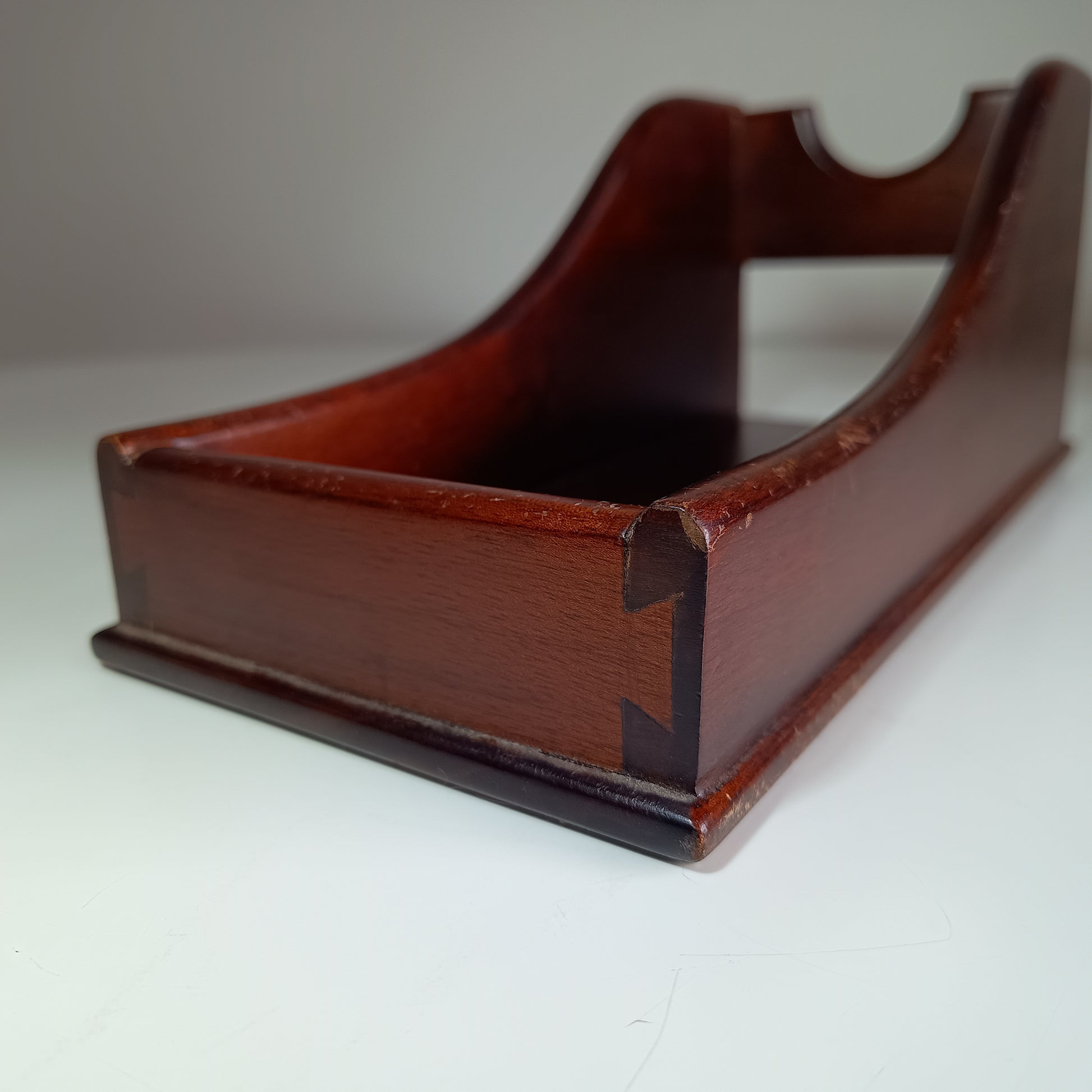 English Late Victorian to Edwardian Mahogany-veneered Wine Cradle Single-Bottle Display with Half-Blind Dovetail Joints
