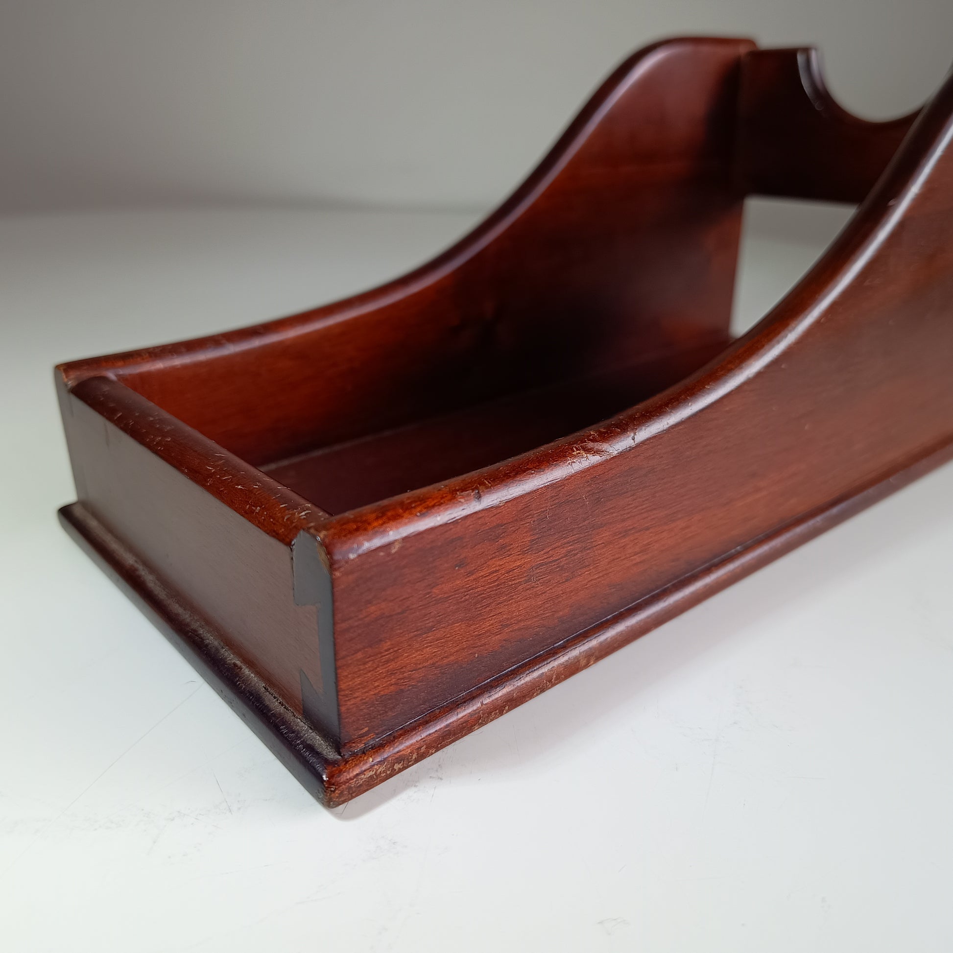 English Late Victorian to Edwardian Mahogany-veneered Wine Cradle Single-Bottle Display with Half-Blind Dovetail Joints