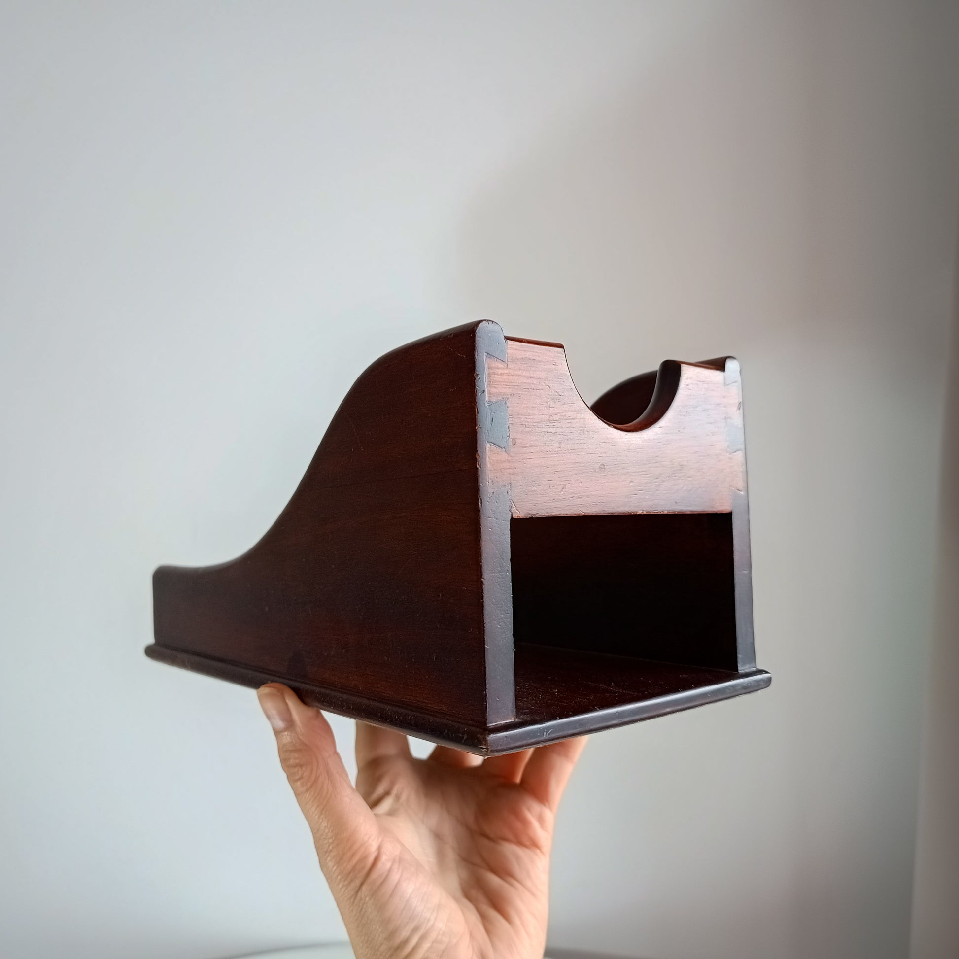 English Late Victorian to Edwardian Mahogany-veneered Wine Cradle Single-Bottle Display with Half-Blind Dovetail Joints