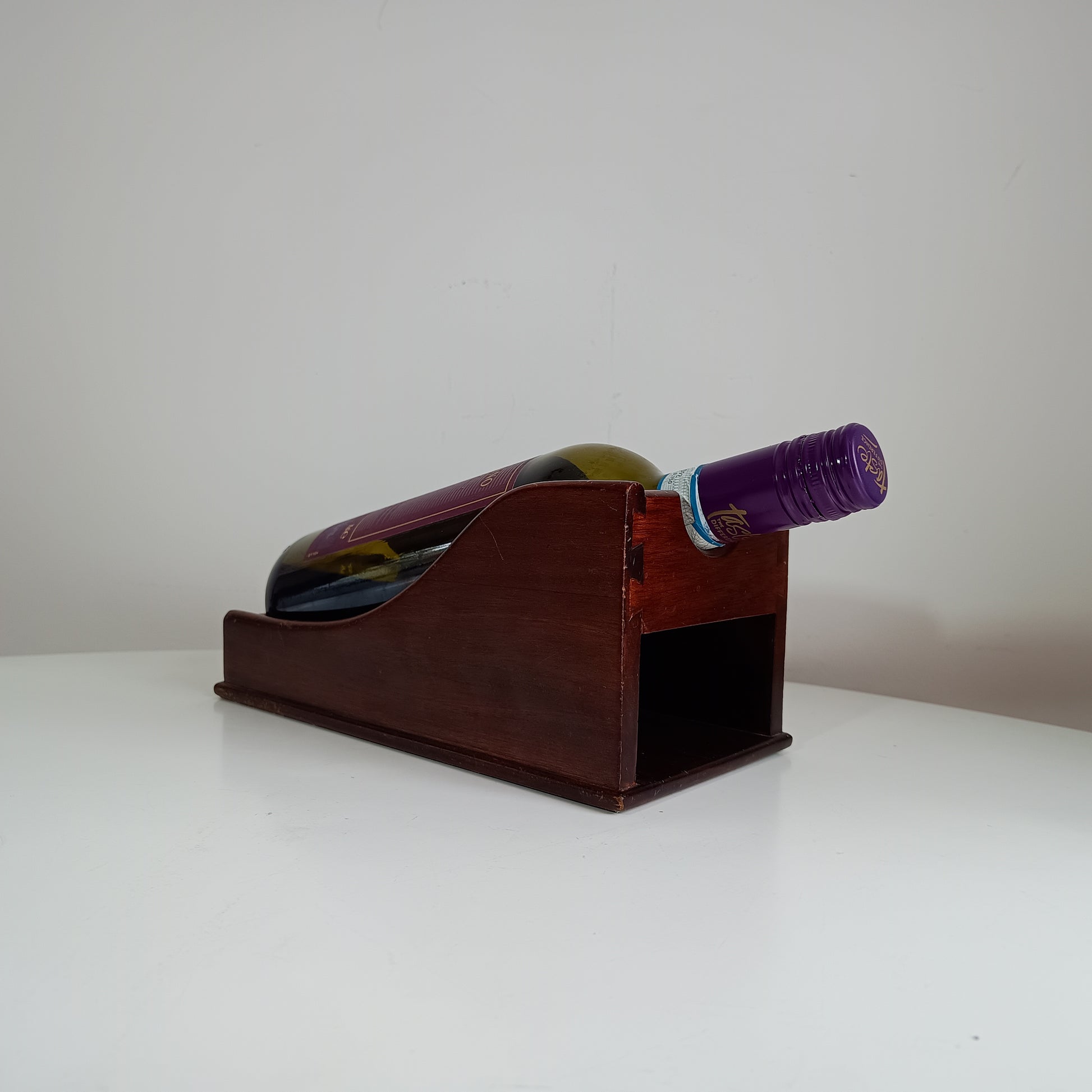 English Late Victorian to Edwardian Mahogany-veneered Wine Cradle Single-Bottle Display with Half-Blind Dovetail Joints