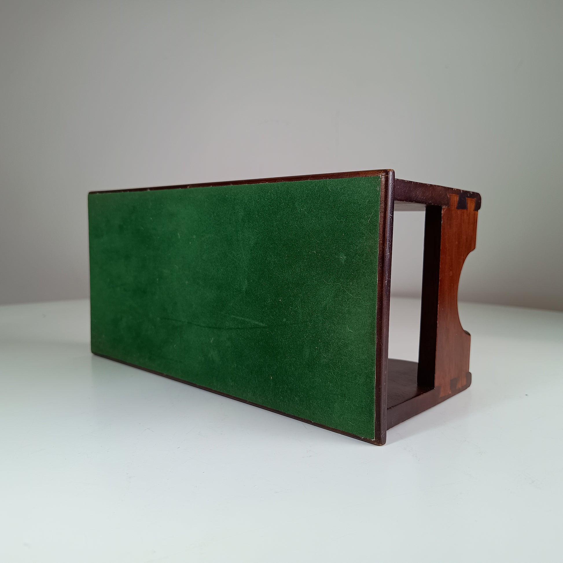 English Late Victorian to Edwardian Mahogany-veneered Wine Cradle Single-Bottle Display with Half-Blind Dovetail Joints