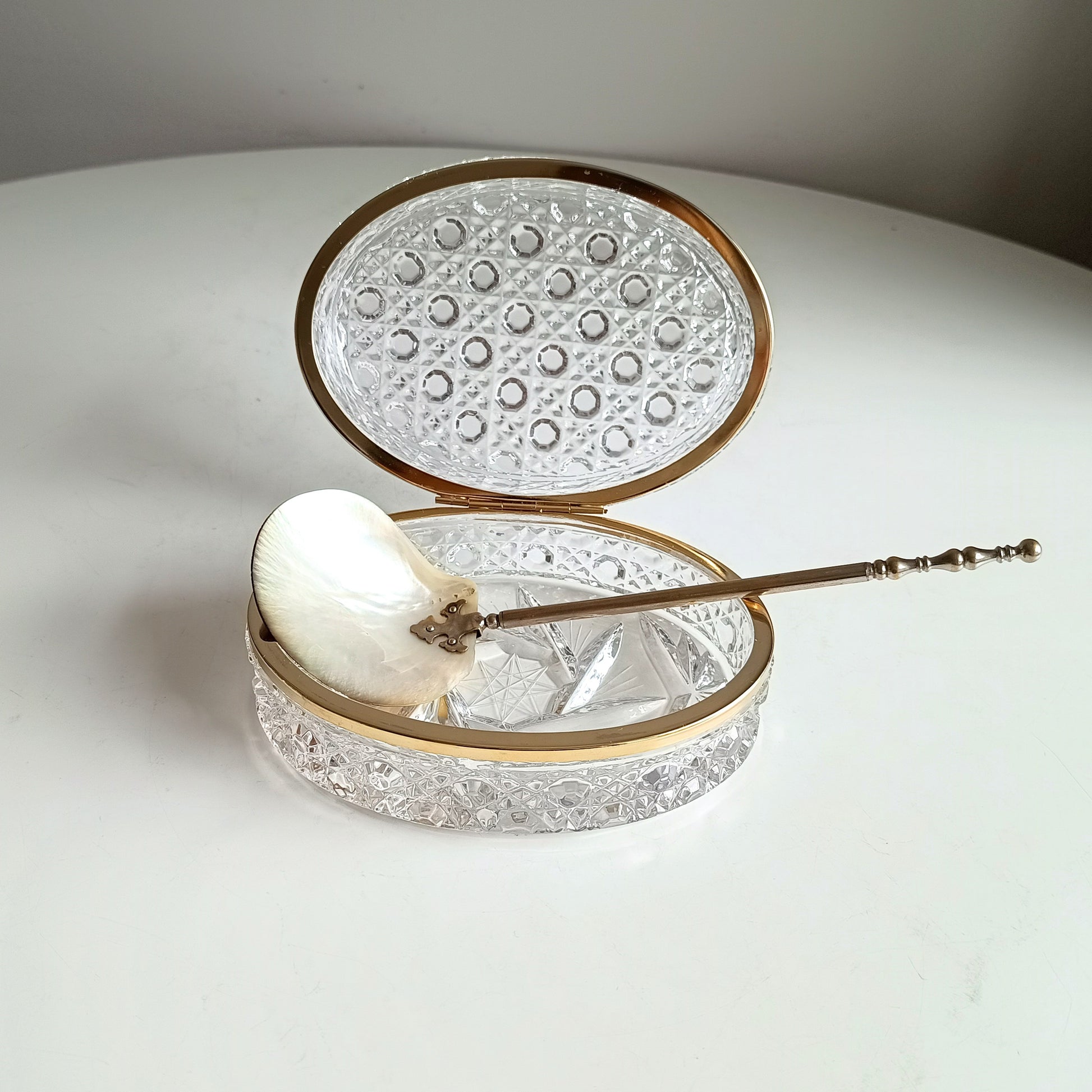 Art Nouveau Edwardian Mother of Pearl Caviar or Seafood Serving Shell Spoon with Decorative Handle 1900s