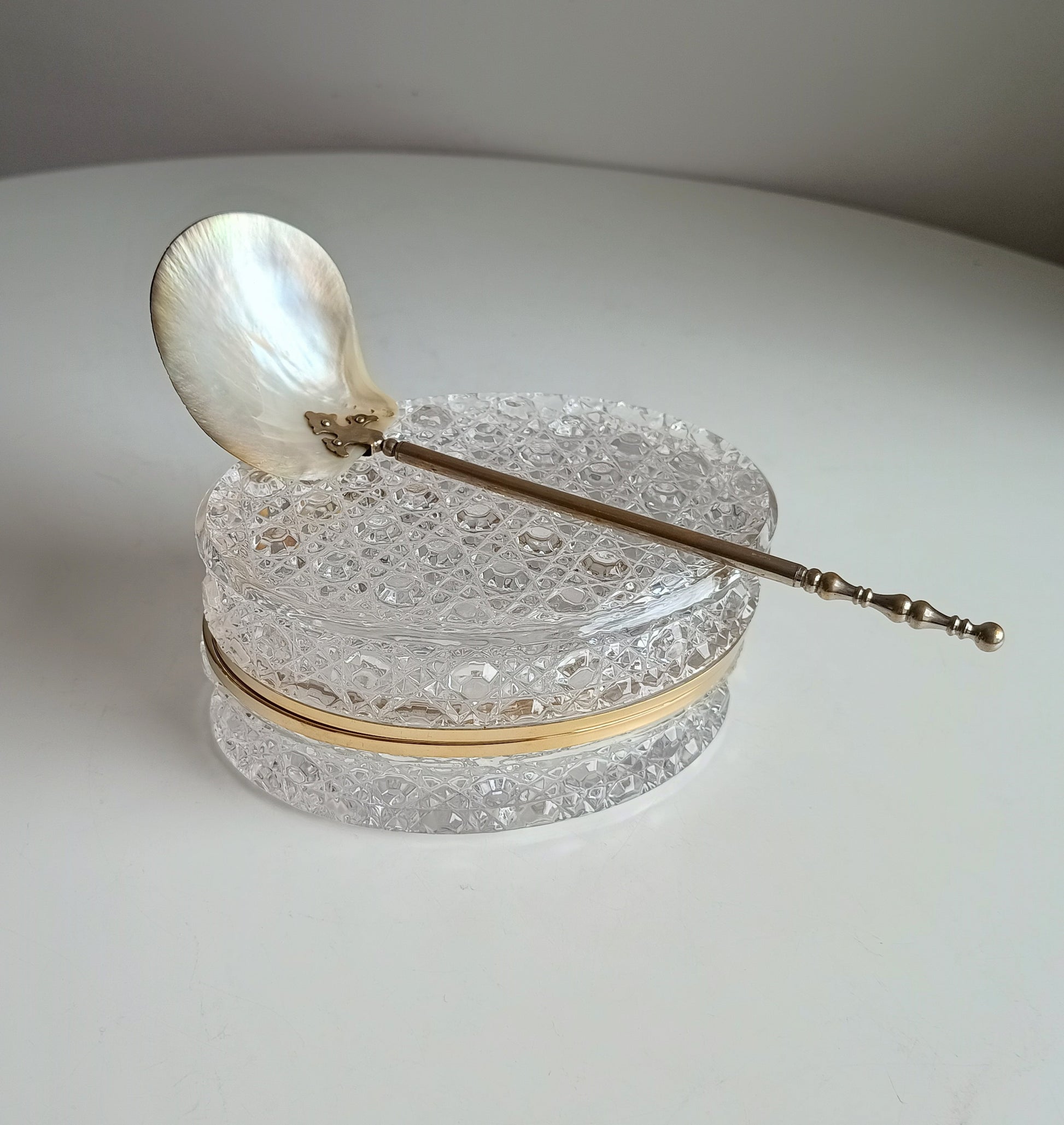 Art Nouveau Edwardian Mother of Pearl Caviar or Seafood Serving Shell Spoon with Decorative Handle 1900s