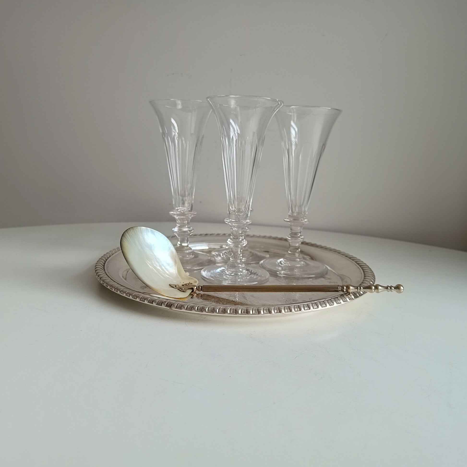 Art Nouveau Edwardian Mother of Pearl Caviar or Seafood Serving Shell Spoon with Decorative Handle 1900s