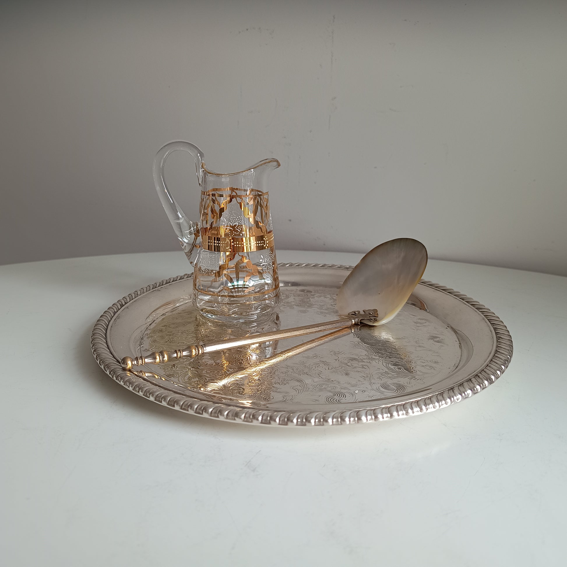 Art Nouveau Edwardian Mother of Pearl Caviar or Seafood Serving Shell Spoon with Decorative Handle 1900s