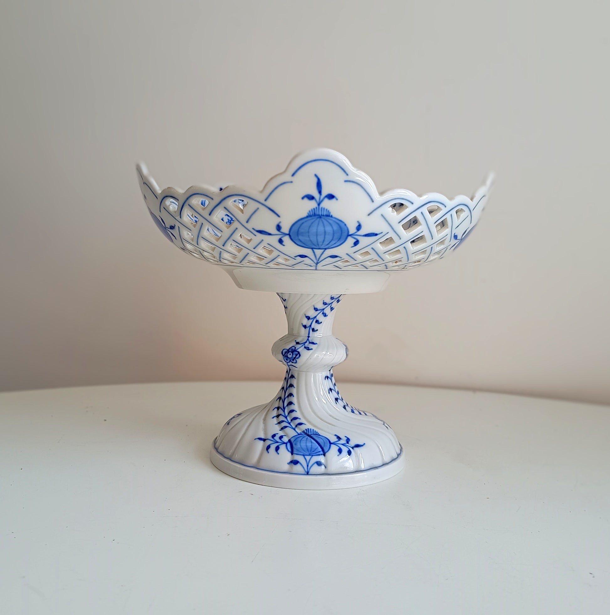 Meissen Bowl on Foot Blue Onion Zwiebelmuster Pattern 19 cm diameter