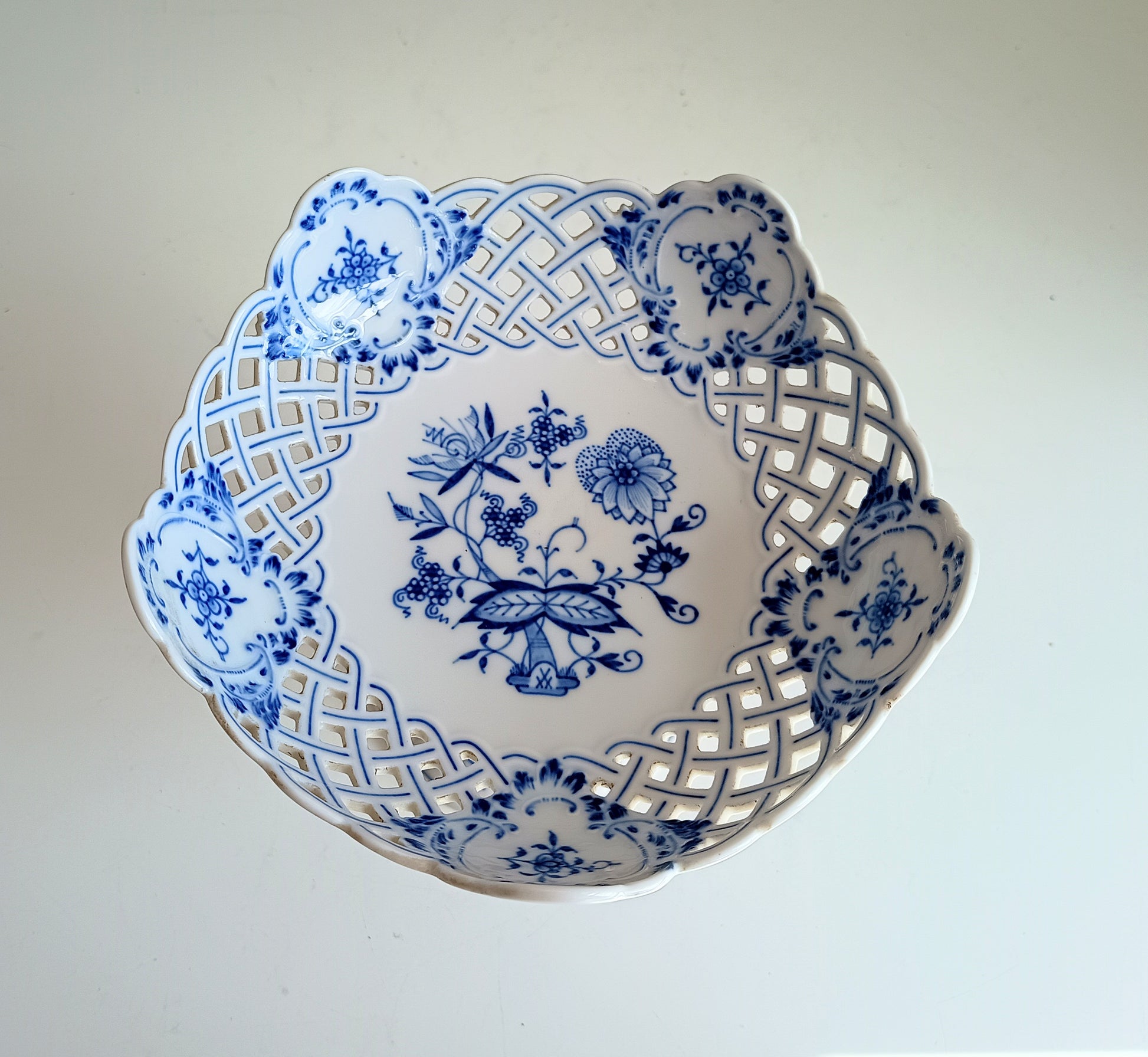 Meissen Bowl on Foot Blue Onion Zwiebelmuster Pattern 19 cm diameter