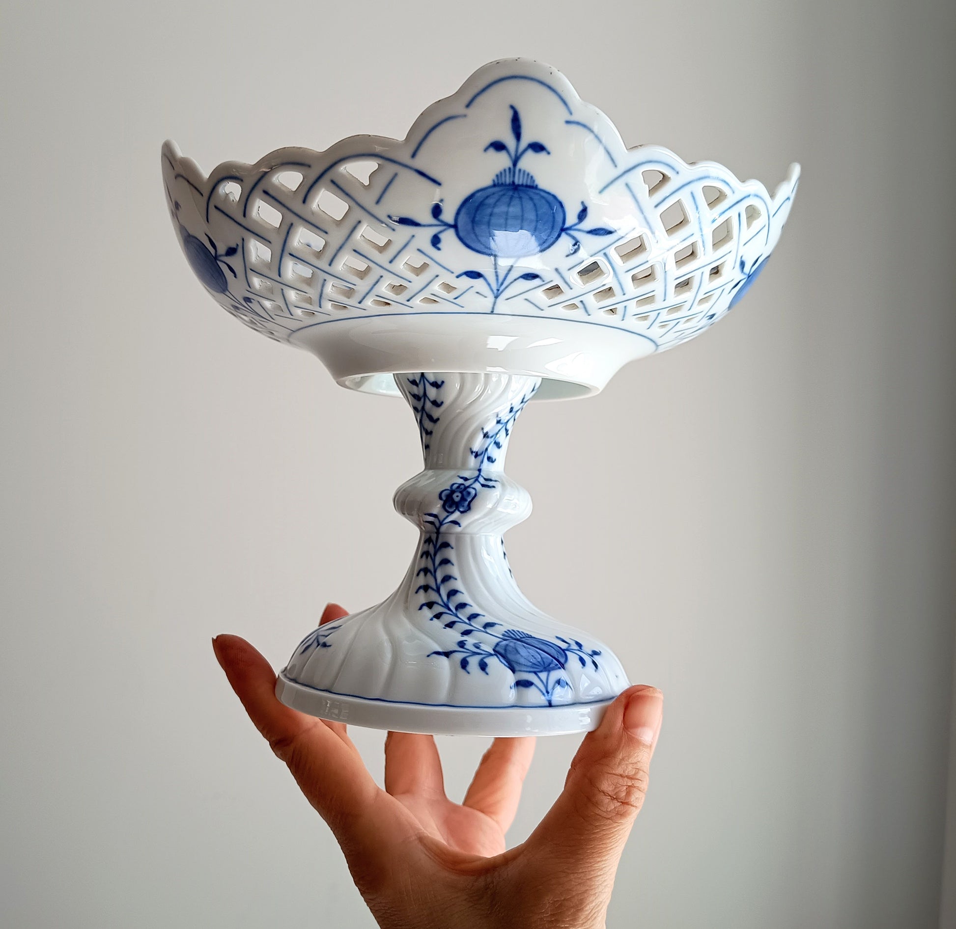 Meissen Bowl on Foot Blue Onion Zwiebelmuster Pattern 19 cm diameter