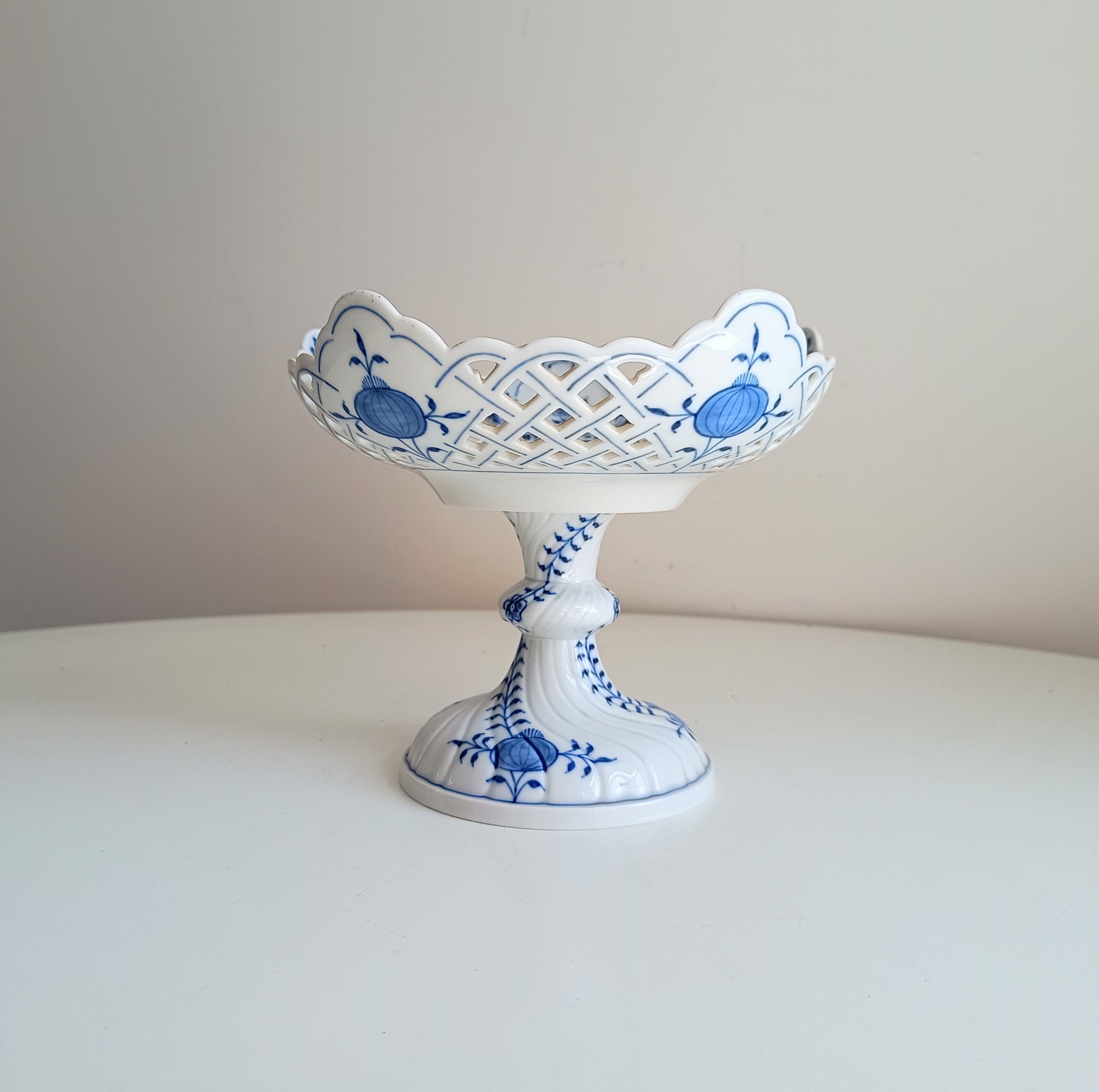 Meissen Bowl on Foot Blue Onion Zwiebelmuster Pattern 19 cm diameter