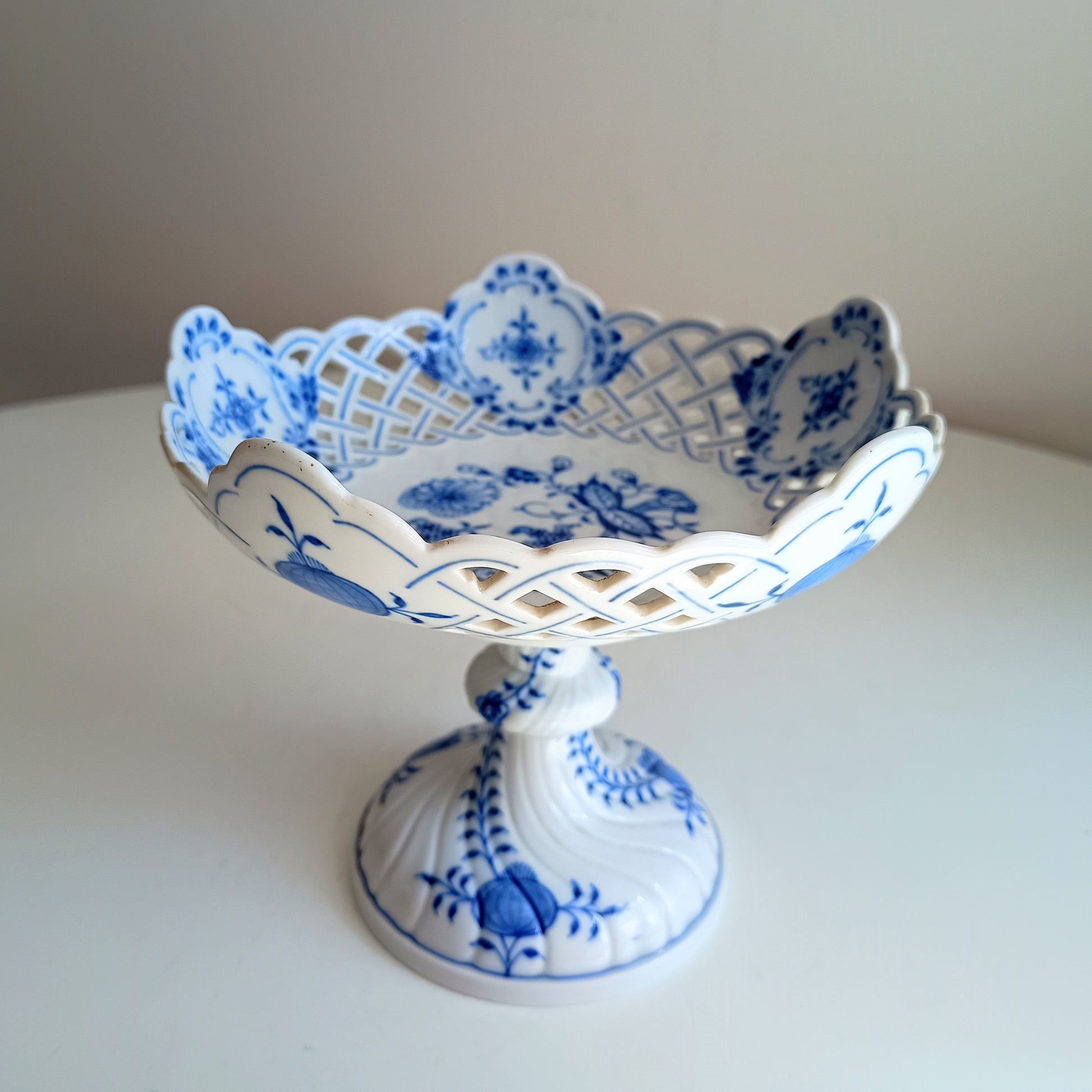 Meissen Bowl on Foot Blue Onion Zwiebelmuster Pattern 19 cm diameter