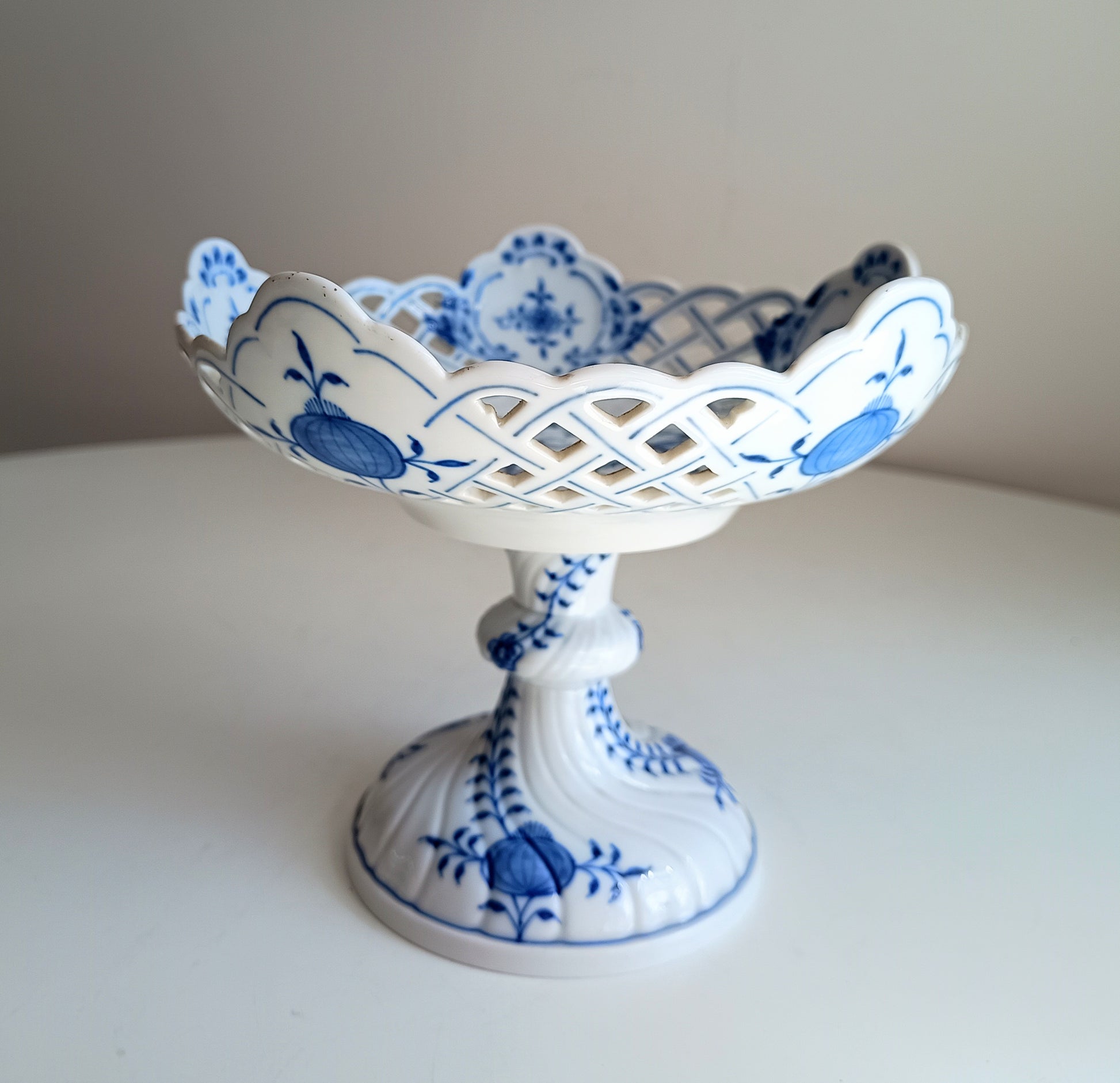 Meissen Bowl on Foot Blue Onion Zwiebelmuster Pattern 19 cm diameter
