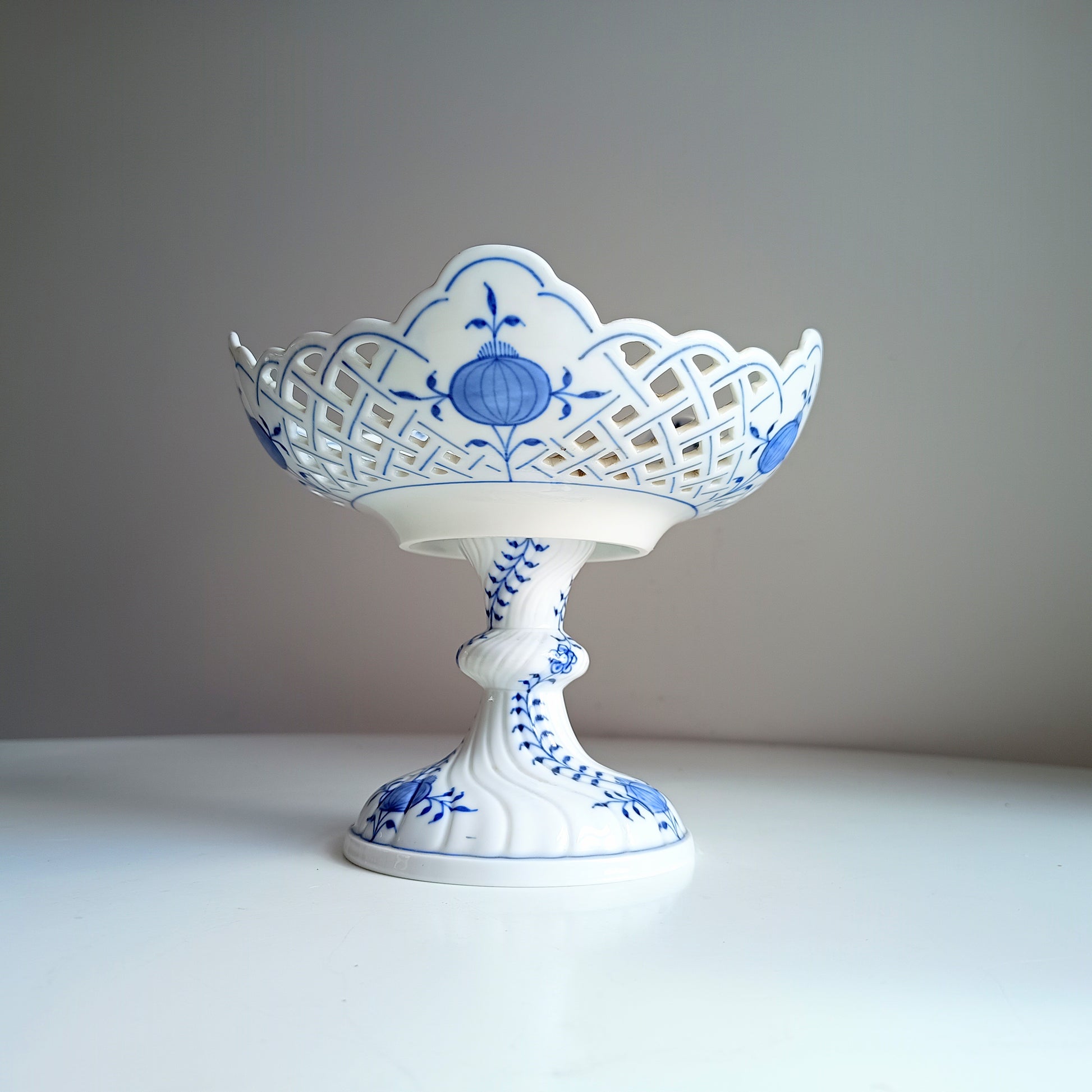 Meissen Bowl on Foot Blue Onion Zwiebelmuster Pattern 19 cm diameter