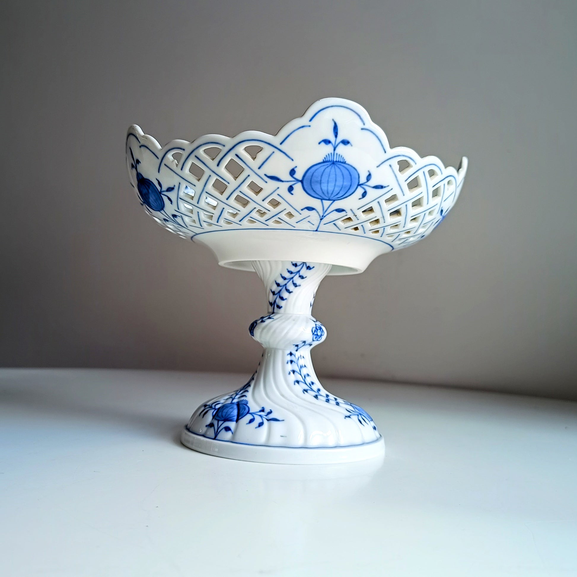 Meissen Bowl on Foot Blue Onion Zwiebelmuster Pattern 19 cm diameter