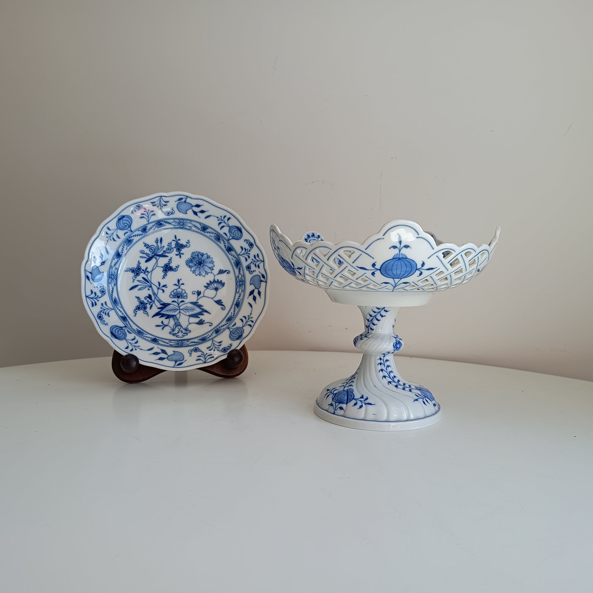 Meissen Bowl on Foot Blue Onion Zwiebelmuster Pattern 19 cm diameter