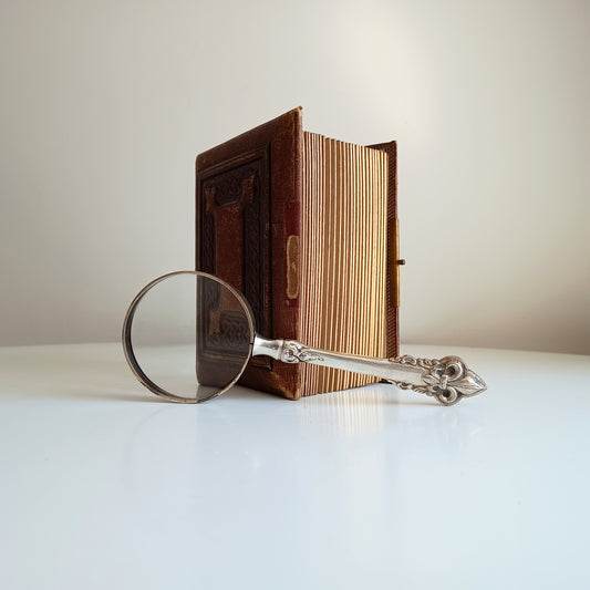 1880s Silver Tone Fleur-de-Lys Handle Magnifying Glass – Unscrews, Patinated, Genuine Antique – Victoriana Cottagecore Décor