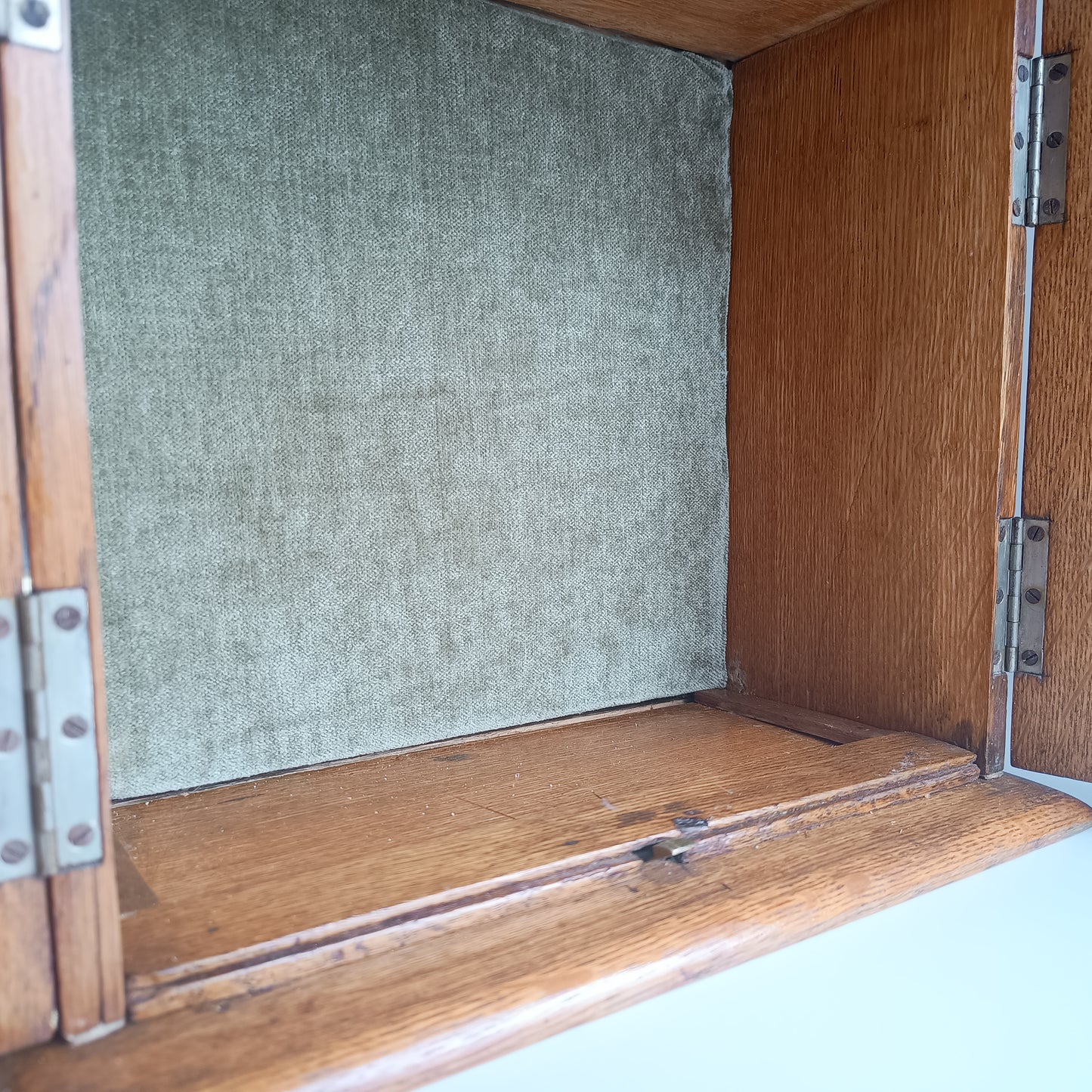 Rare Antique English Quarter Sawn Oak Gentlemans Smokers Cabinet or Humidor With Hidden Whisky Compartment 1890s - 1900s