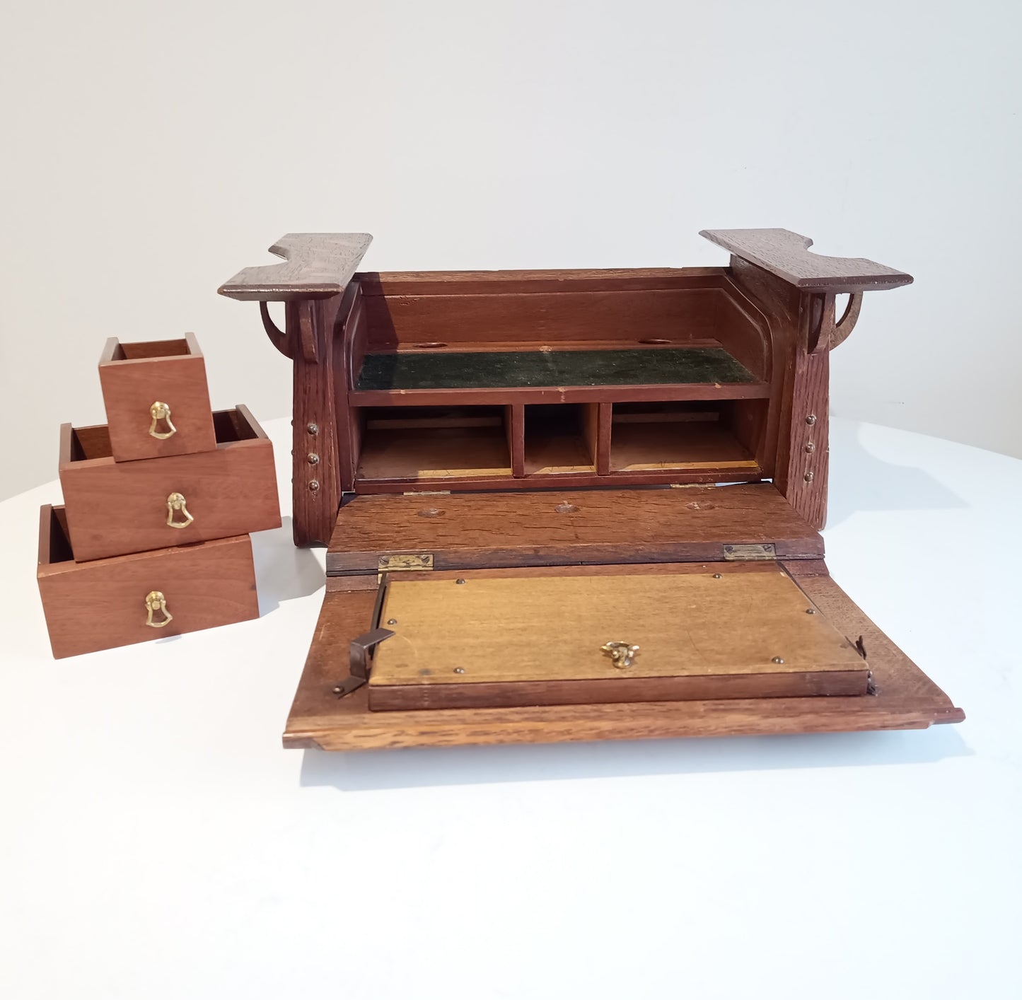 Arts and Crafts Art Nouveau Small Cabinet in Quarter-sawn Oak, Glasgow School Style