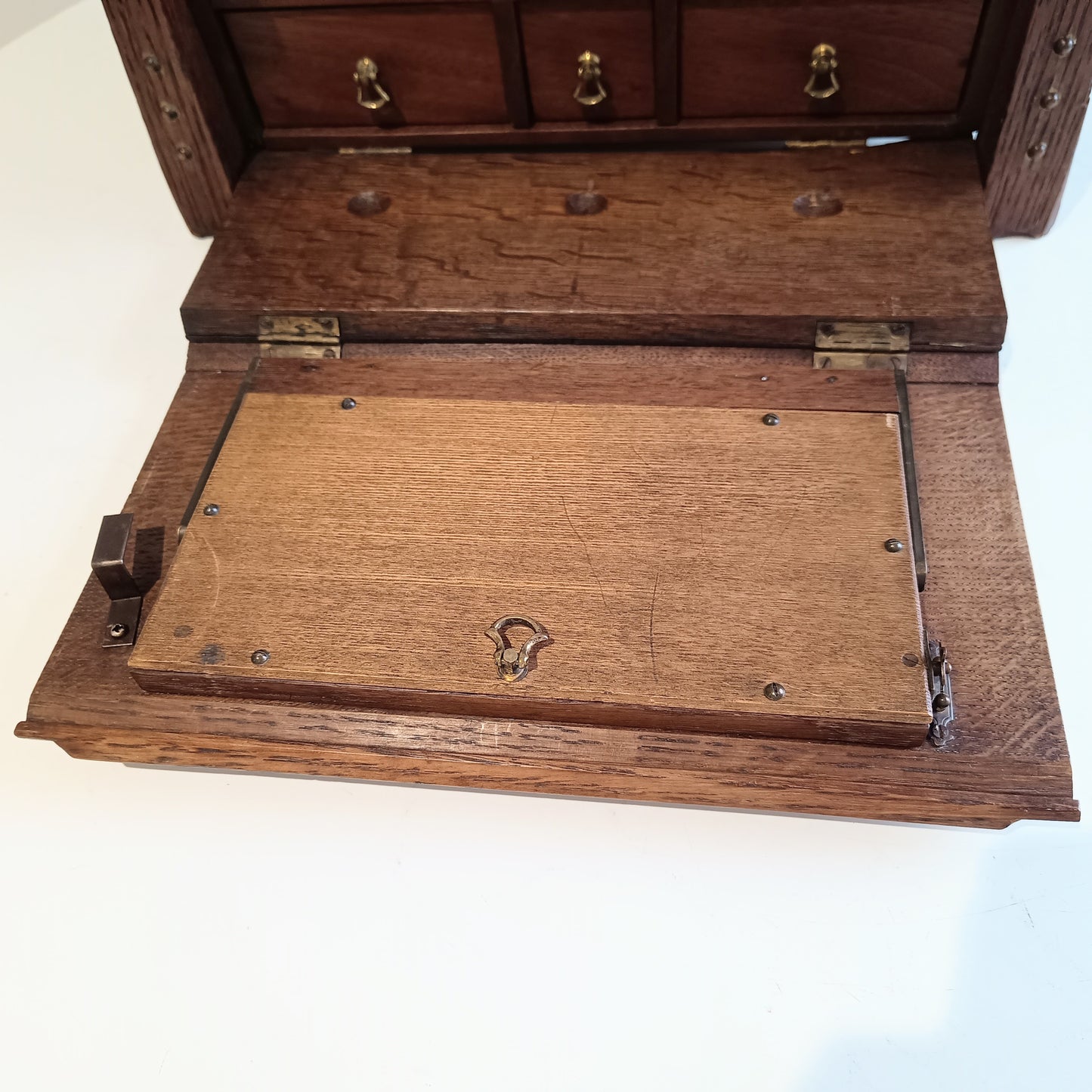 Arts and Crafts Art Nouveau Small Cabinet in Quarter-sawn Oak, Glasgow School Style