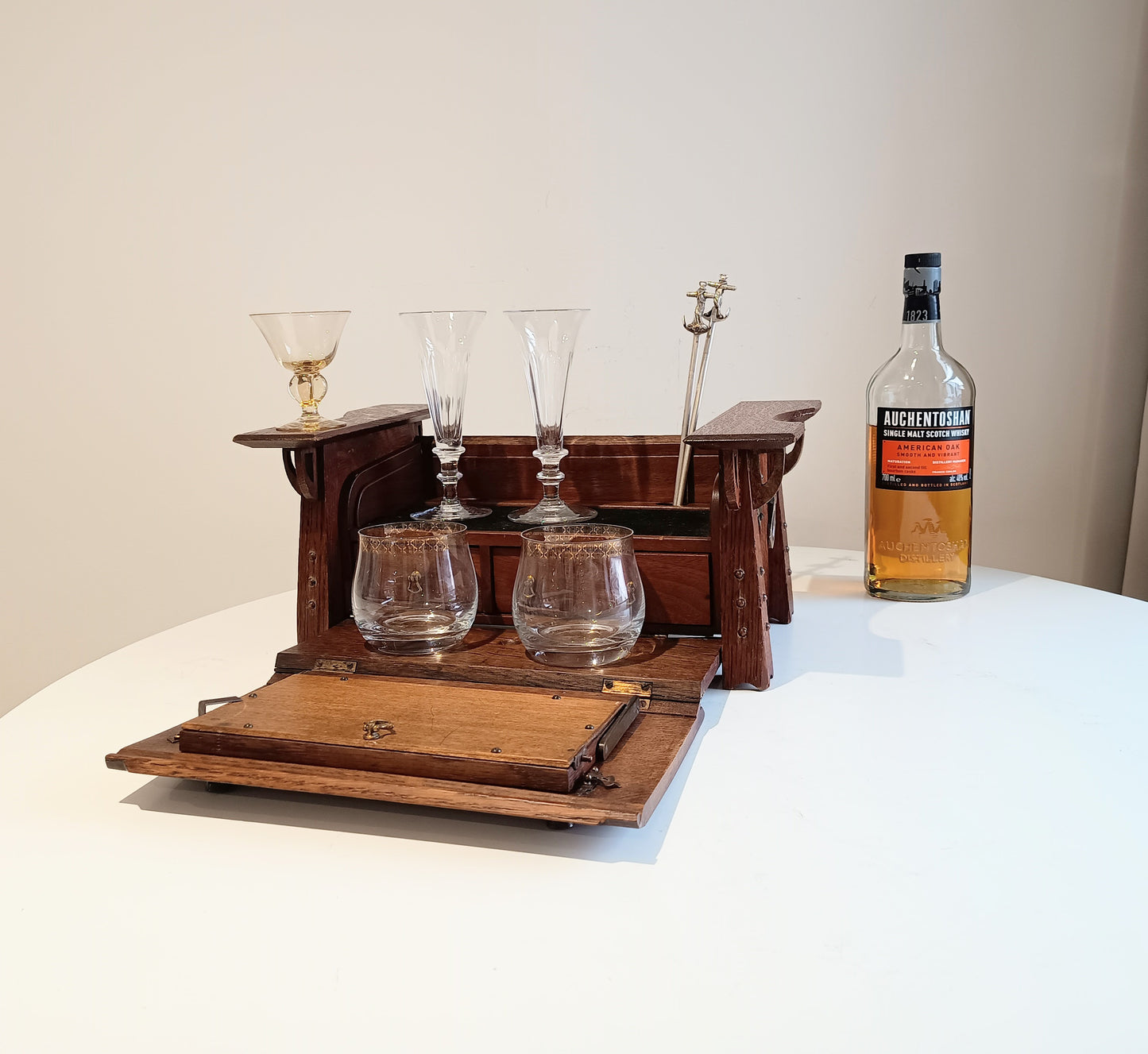 Arts and Crafts Art Nouveau Small Cabinet in Quarter-sawn Oak, Glasgow School Style