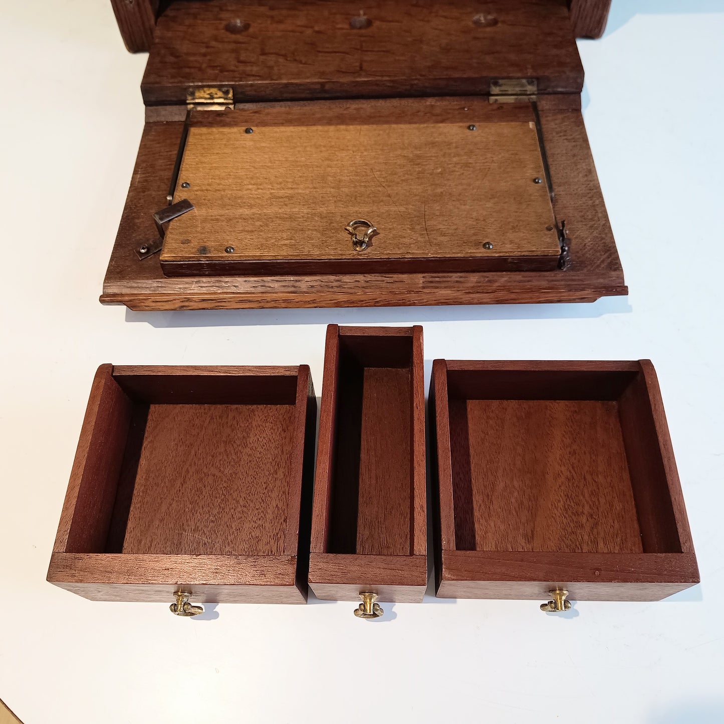 Arts and Crafts Art Nouveau Small Cabinet in Quarter-sawn Oak, Glasgow School Style