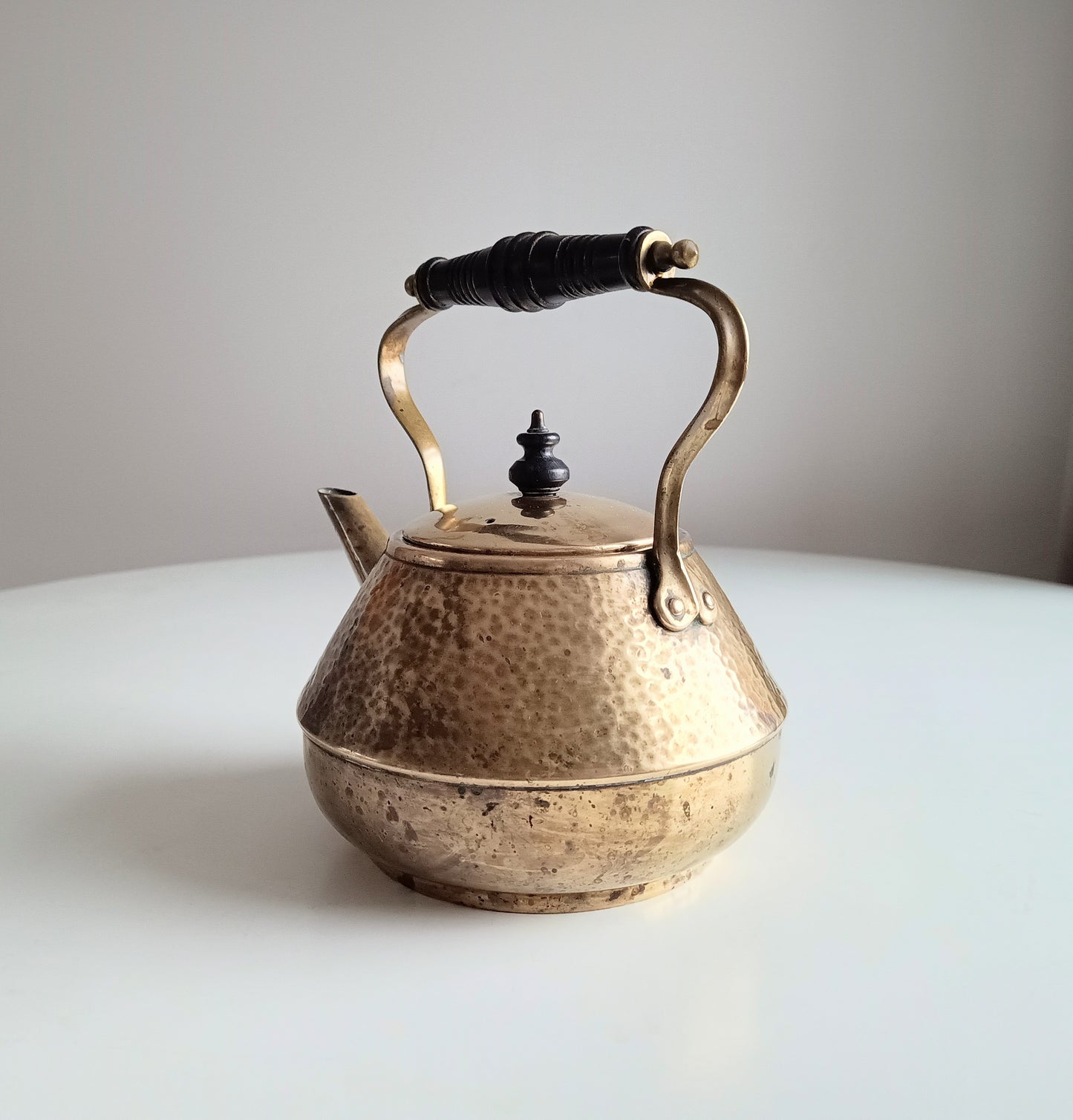 Arts and Crafts Henry Loveridge The Pekin Hammered Brass Kettle, Heart-shaped Secessionist Accents