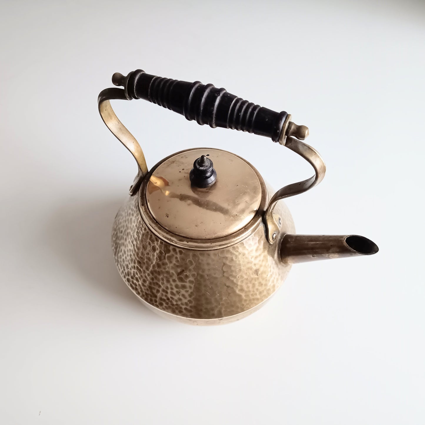 Arts and Crafts Henry Loveridge The Pekin Hammered Brass Kettle, Heart-shaped Secessionist Accents
