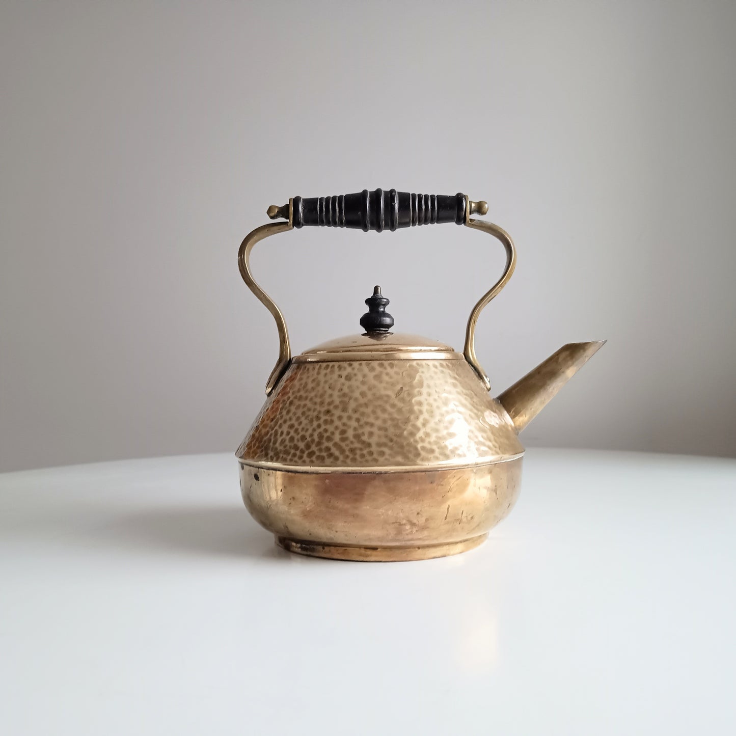 Arts and Crafts Henry Loveridge The Pekin Hammered Brass Kettle, Heart-shaped Secessionist Accents