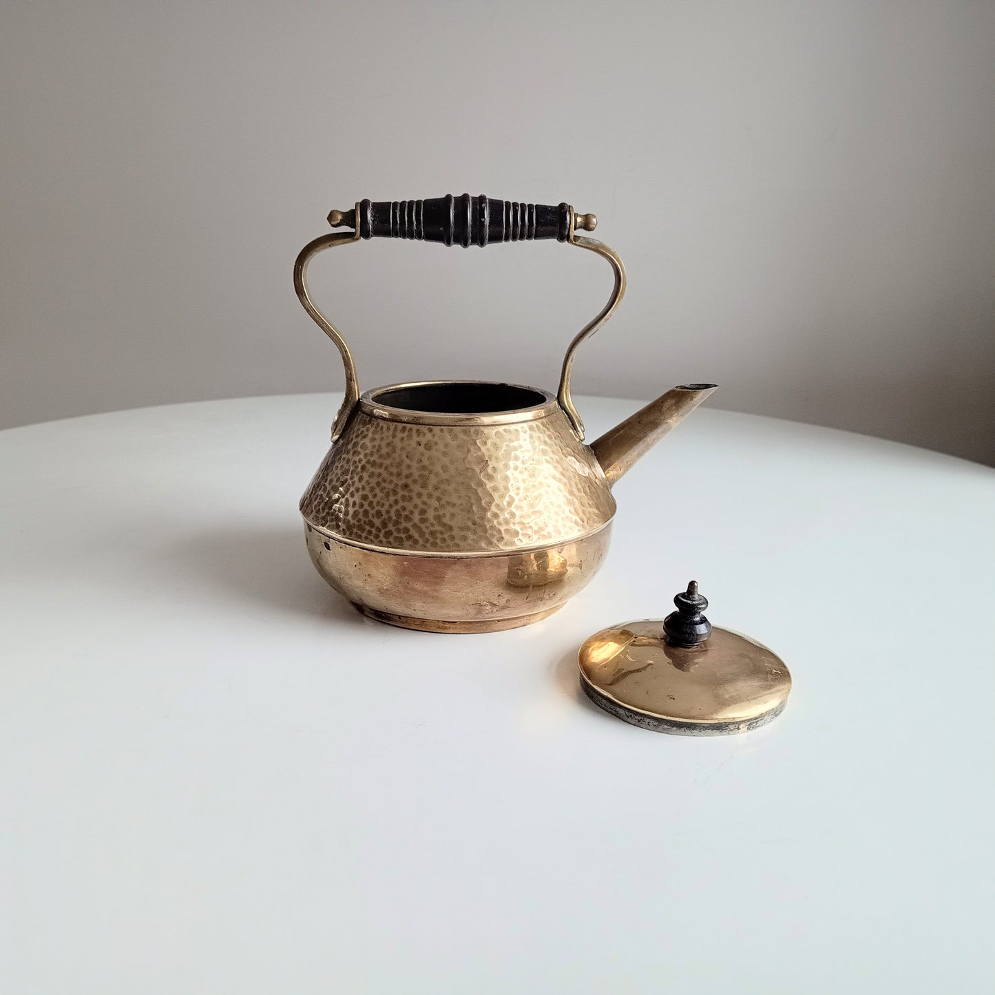 Arts and Crafts Henry Loveridge The Pekin Hammered Brass Kettle, Heart-shaped Secessionist Accents