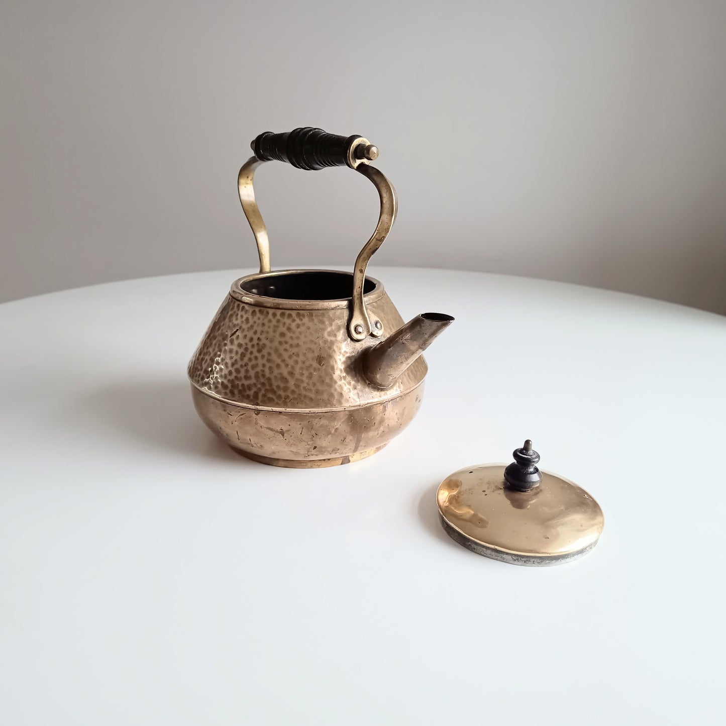 Arts and Crafts Henry Loveridge The Pekin Hammered Brass Kettle, Heart-shaped Secessionist Accents