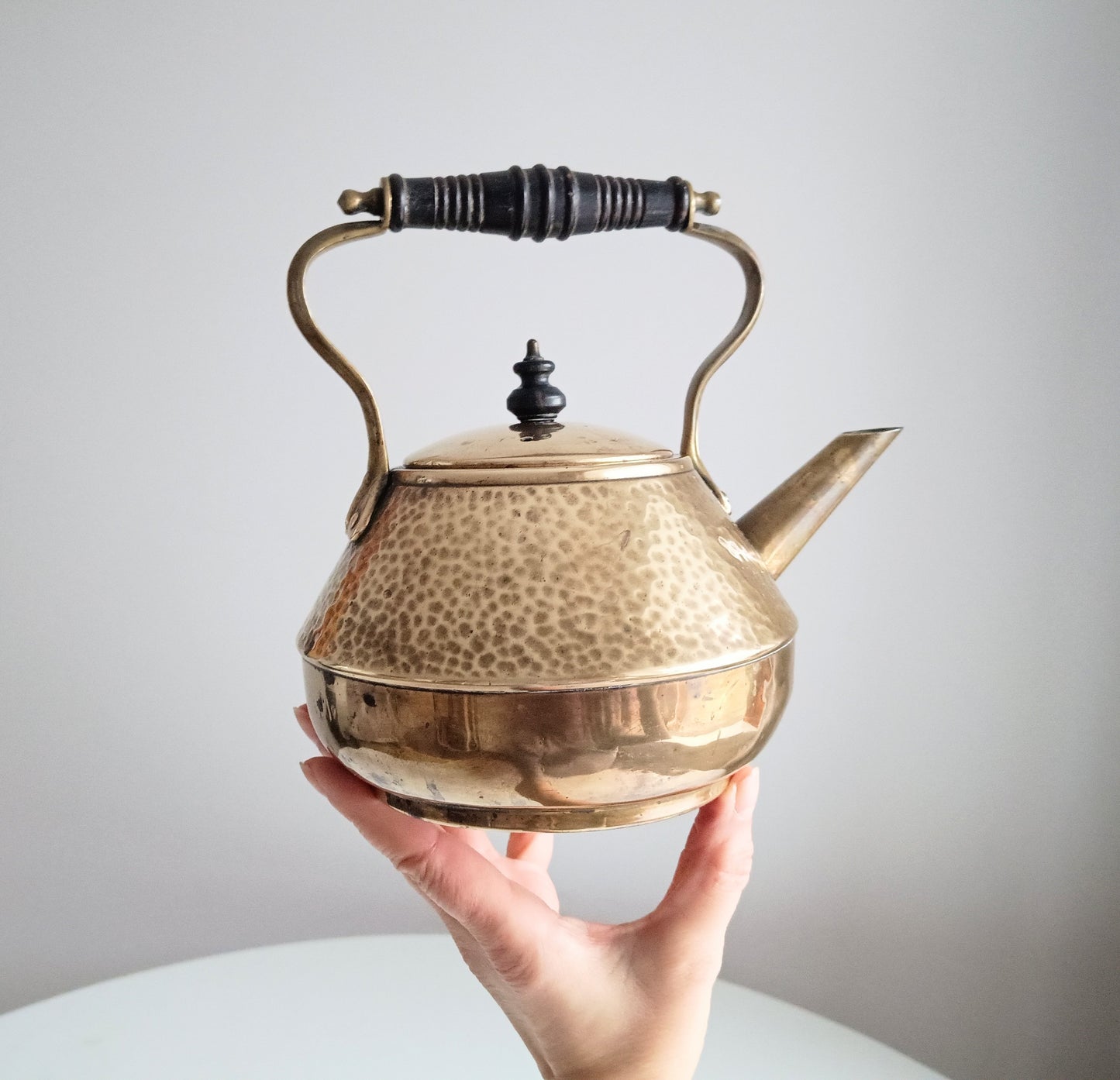 Arts and Crafts Henry Loveridge The Pekin Hammered Brass Kettle, Heart-shaped Secessionist Accents