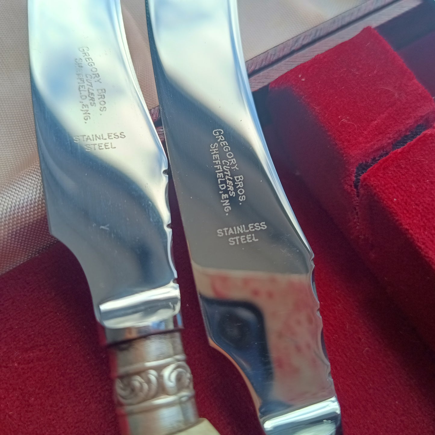 Mint Genuine Stag Handled Cased Steak Knives Set: Scalloped Spine, Back-work Notches, 1950s