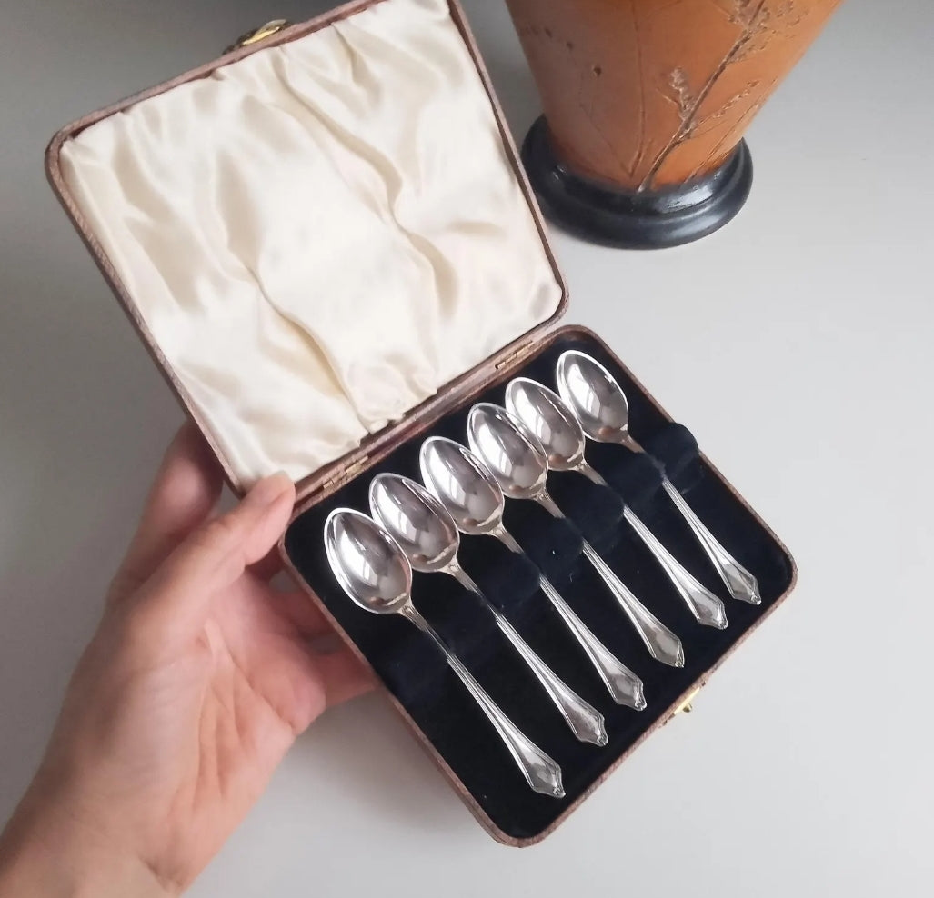 Smart silver coffee spoons in vintage box