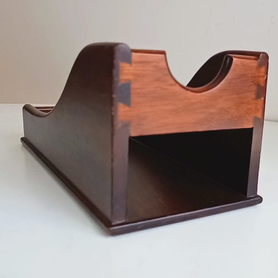 English Late Victorian to Edwardian Mahogany-veneered Wine Cradle Single-Bottle Display with Half-Blind Dovetail Joints 