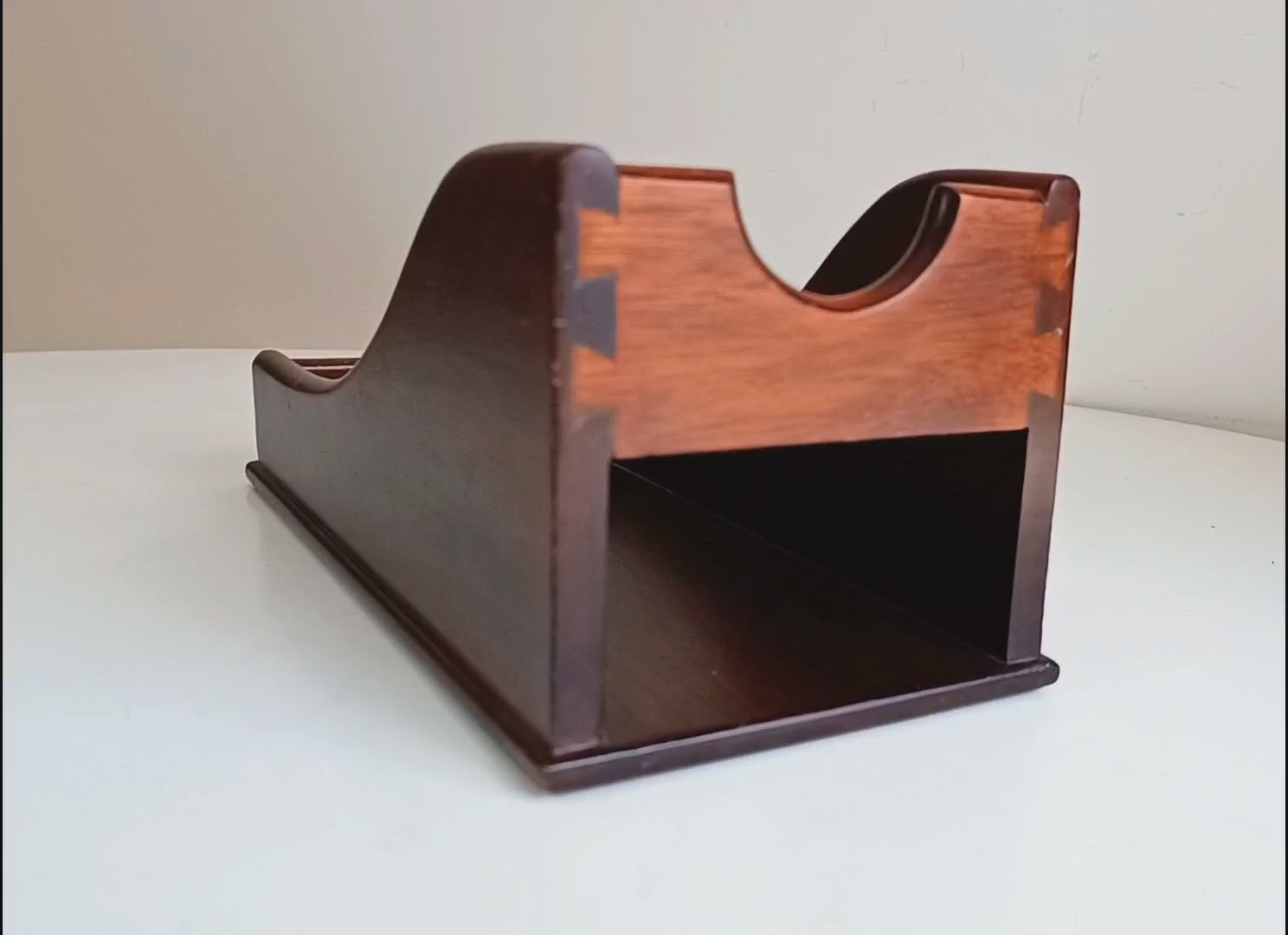 English Late Victorian to Edwardian Mahogany-veneered Wine Cradle Single-Bottle Display with Half-Blind Dovetail Joints 