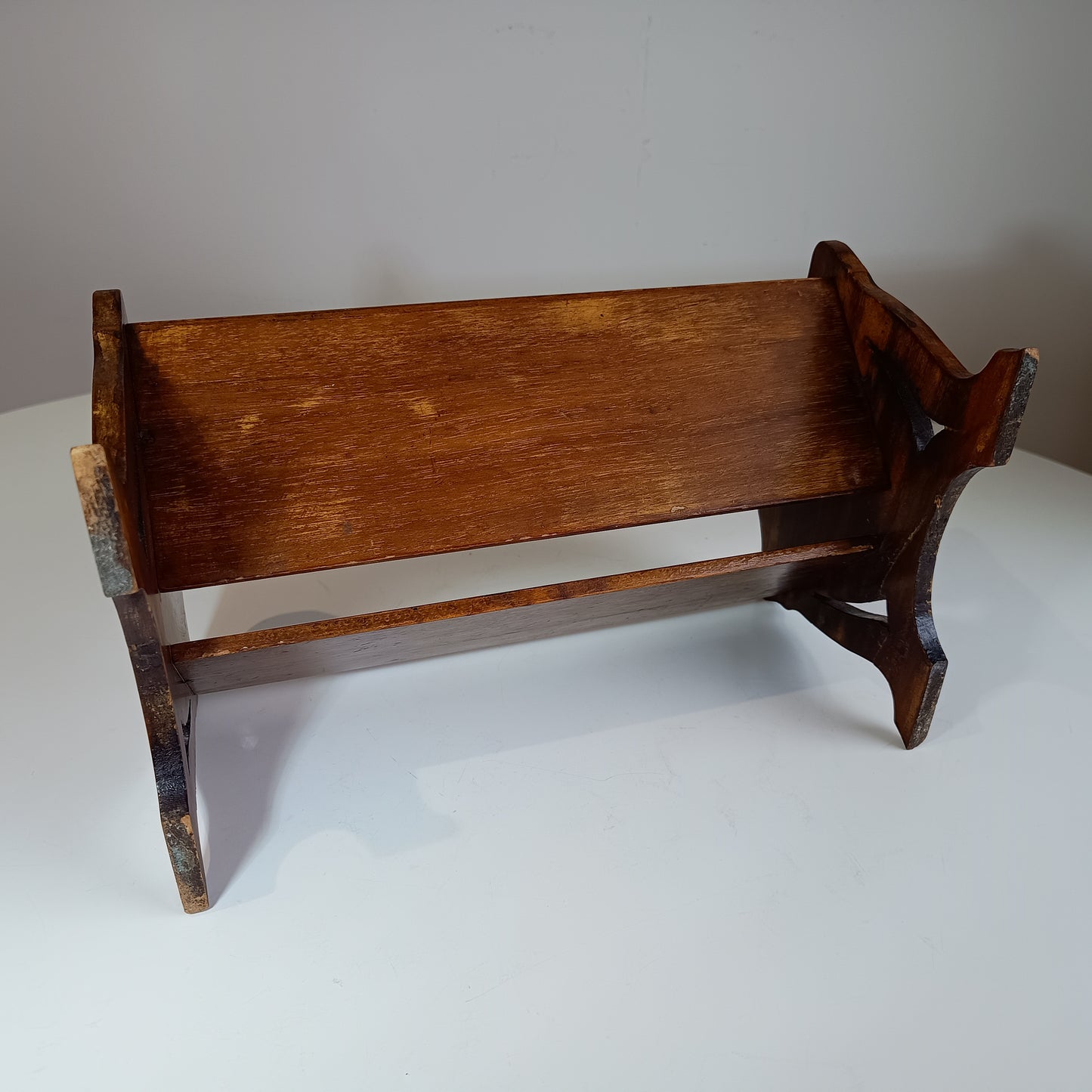 Late Victorian English Mahogany‑Veneered Tabletop Book Stand or Vintage Book Trough – Small Desk Model