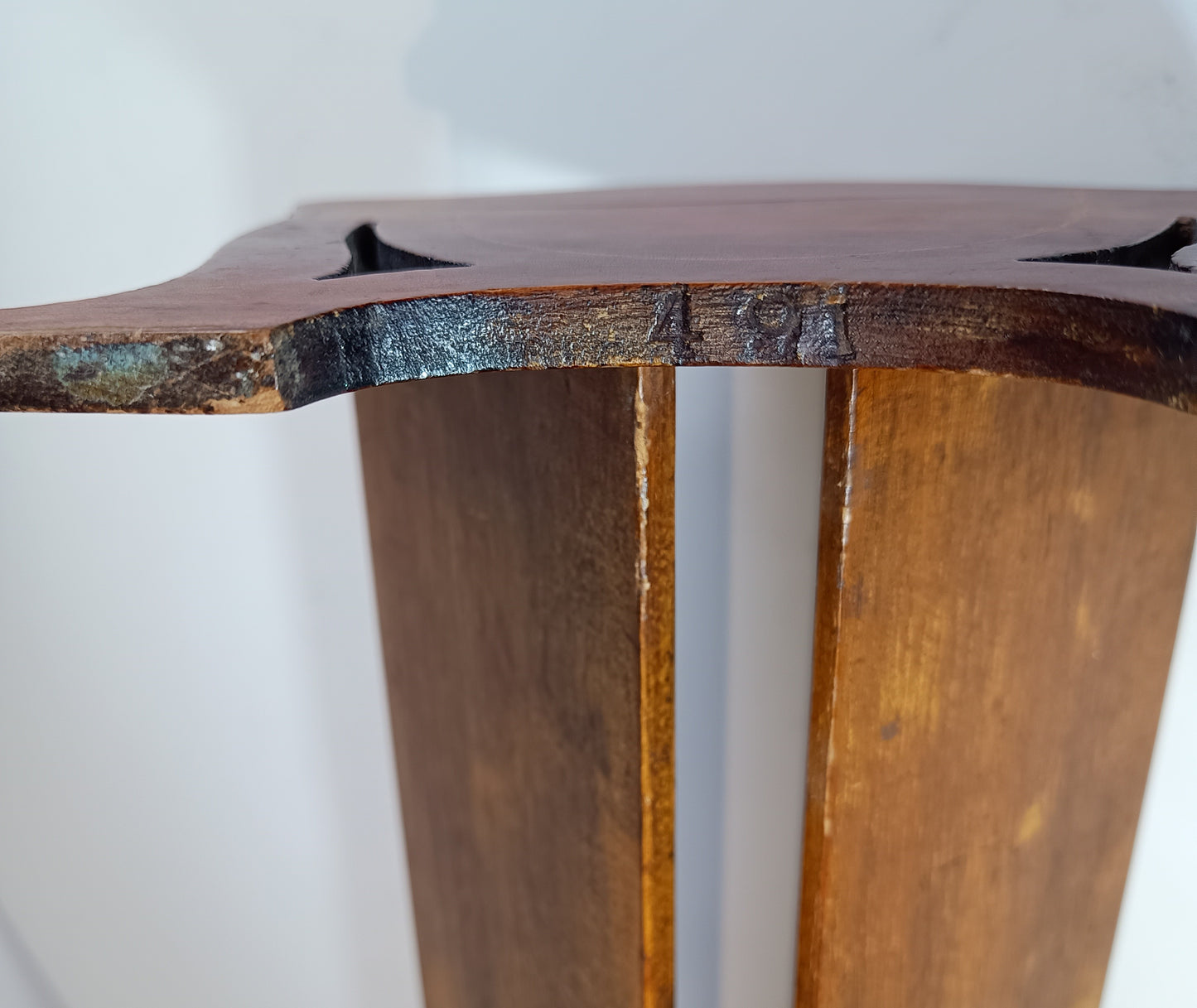 Late Victorian English Mahogany‑Veneered Tabletop Book Stand or Vintage Book Trough – Small Desk Model