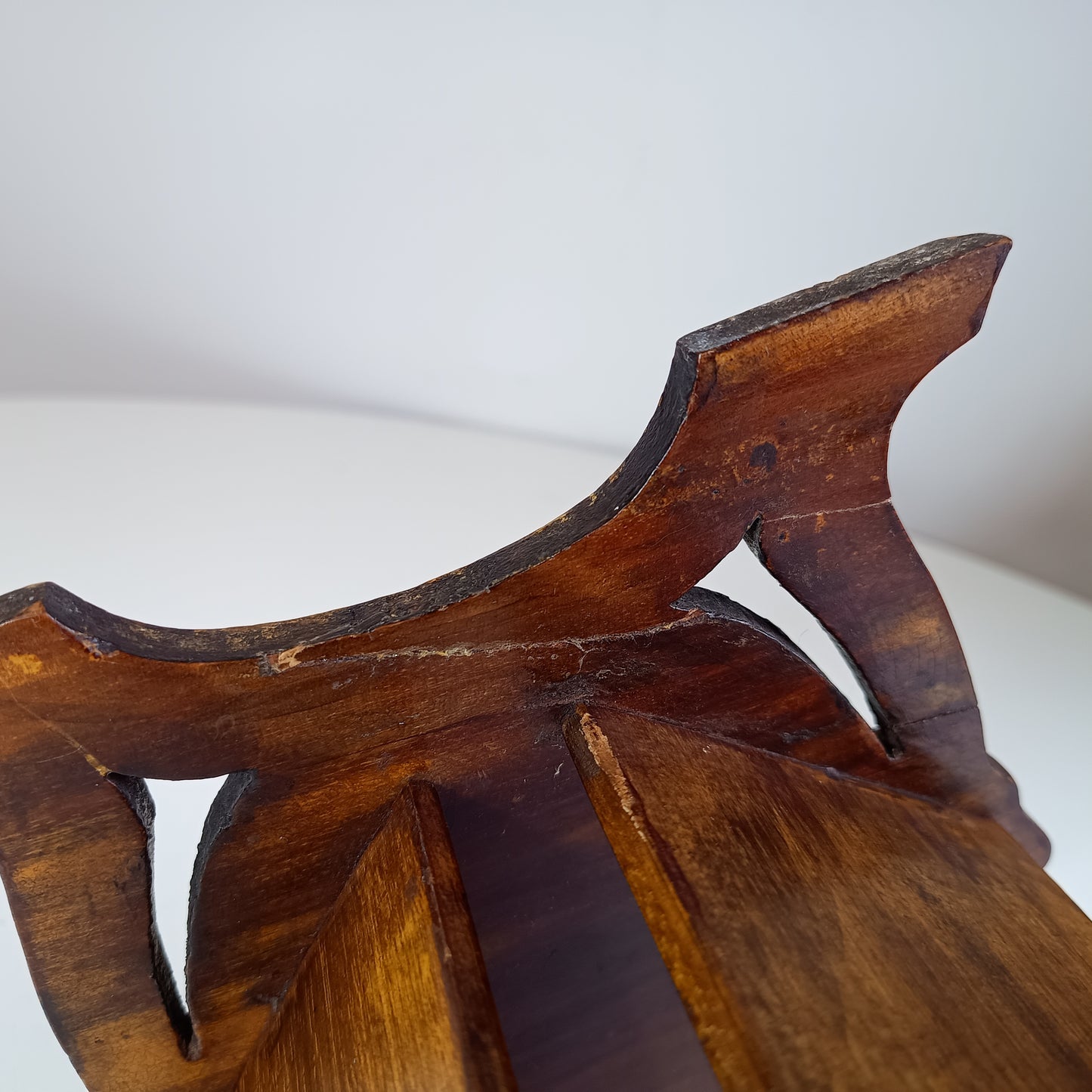 Late Victorian English Mahogany‑Veneered Tabletop Book Stand or Vintage Book Trough – Small Desk Model