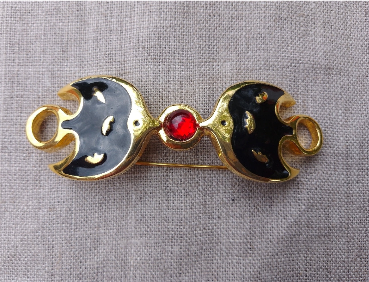 Ted Lapidus Paris - Authentic Vintage Gold plated Signed Brooch with round cabochon in Black Enamel 
